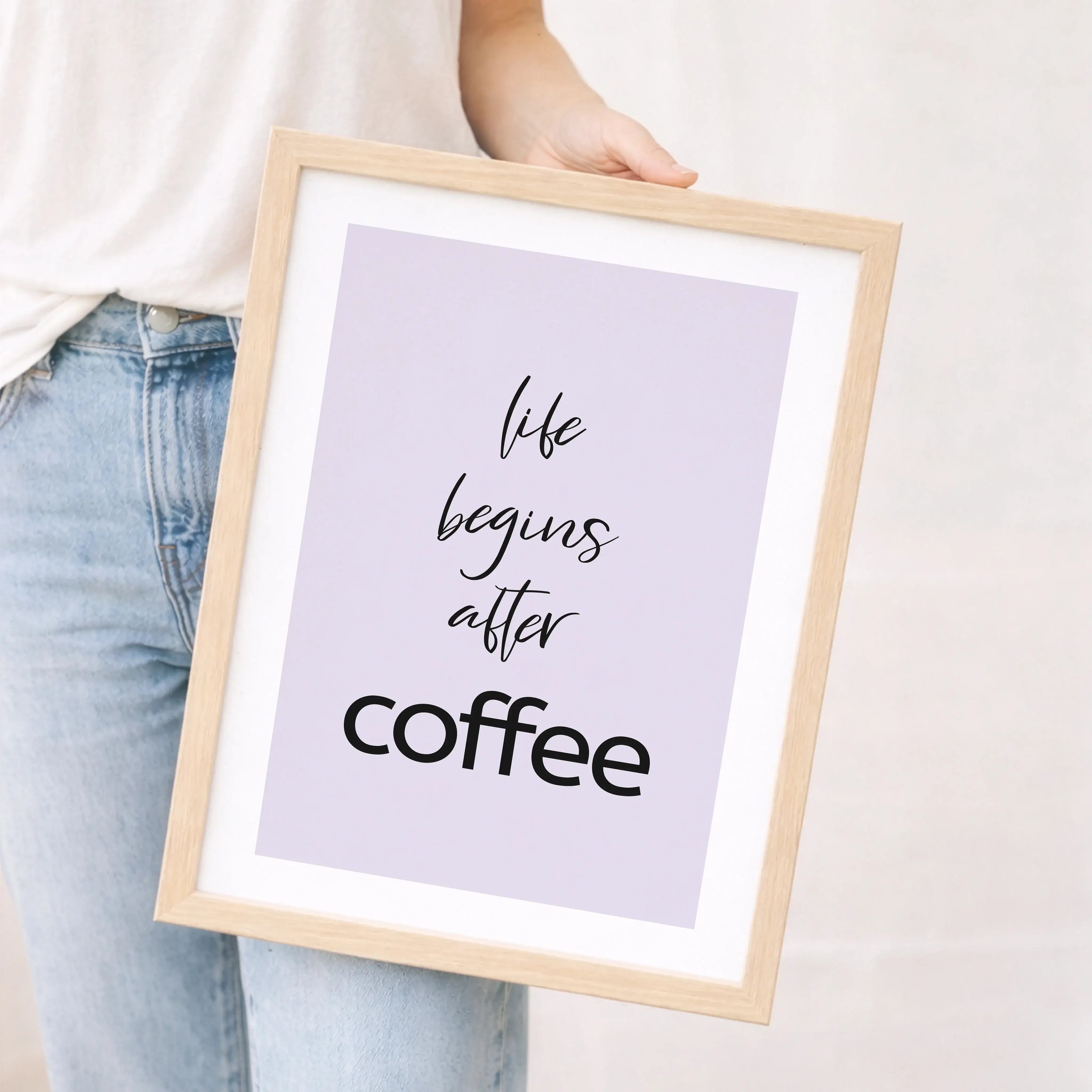 Kaffee Poster 'life begins'-Poster-famprints-Das Kaffee Poster life begins bringt genau das Gefühl an die Wand, das viele kennen: Der Tag startet erst richtig mit der ersten Tasse Kaffee. Mit klarer Typografie, ruhigem Design und einer modernen Aussage wi
