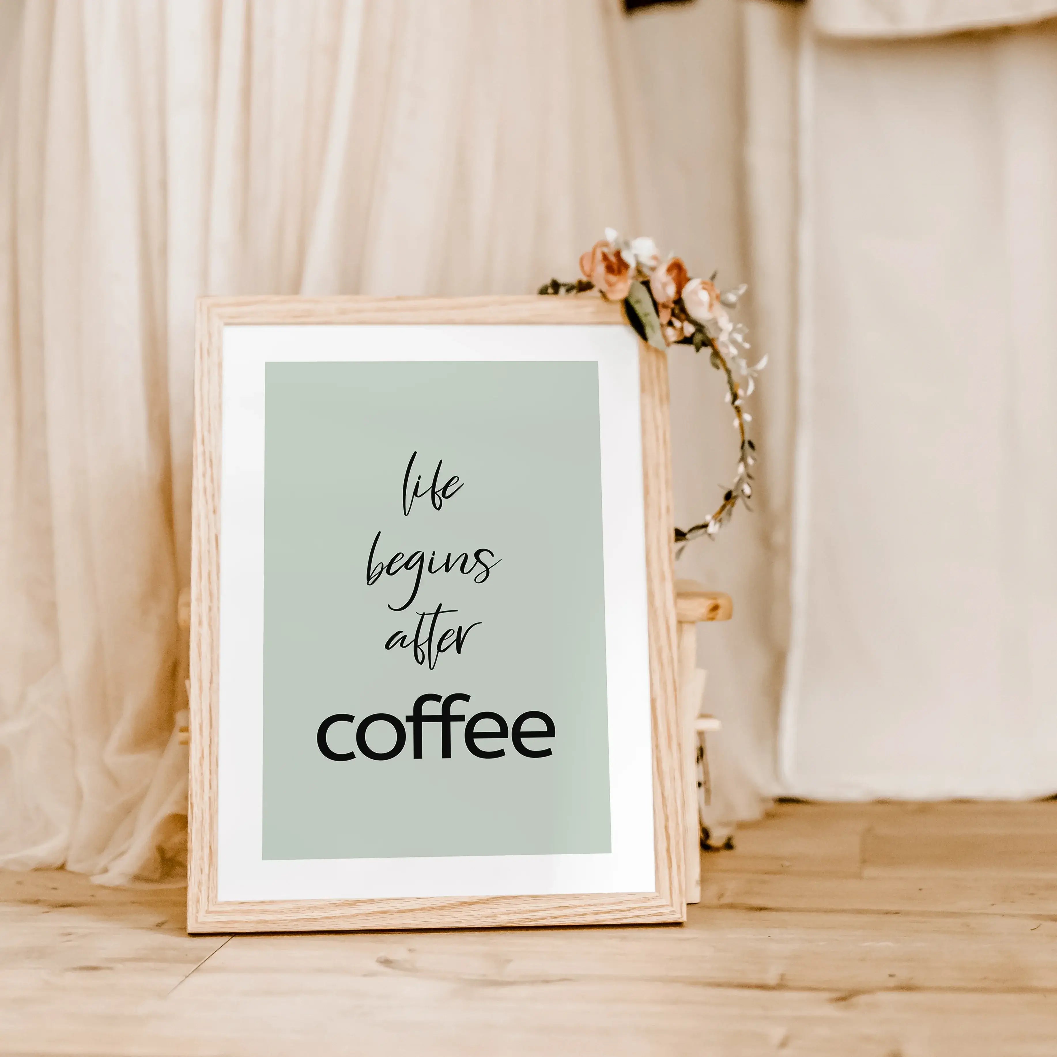 Kaffee Poster 'life begins'-famprints-Poster-Witzig, lässig und mit viel Charme – so präsentiert sich unser neues Kaffee Poster! Egal ob in der Küche oder im Wohnzimmer – dieses Poster ist die perfekte Wanddeko für alle, die ihre Liebe zum Kaffee offen zu