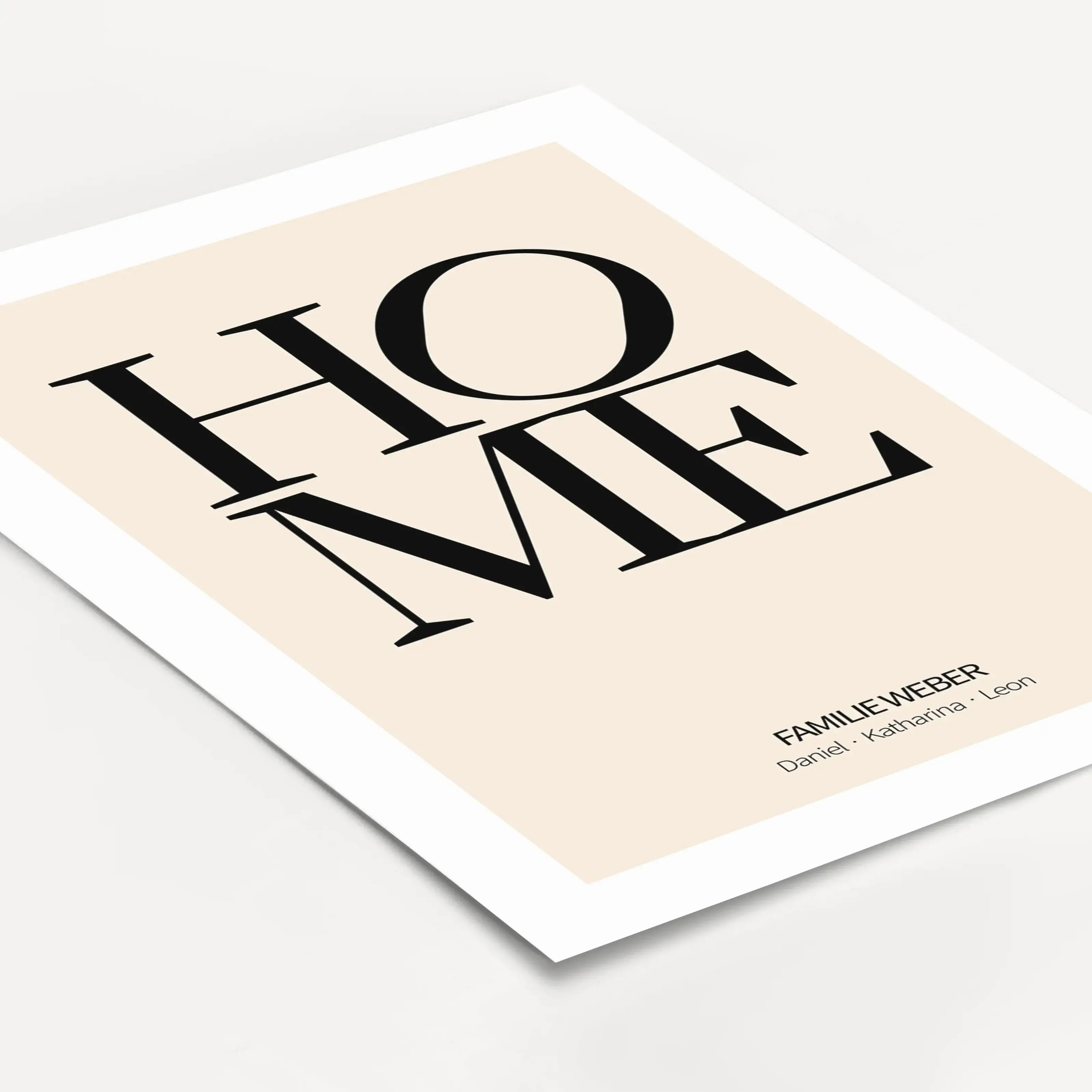 Home Poster-Personalisiertes Poster-famprints-Dein Home Poster ist mehr als Wanddeko. Es steht für Ankommen, Zusammenhalt und die Menschen, die dein Zuhause besonders machen. Das moderne Typografie Design mit dem markanten Schriftzug Home setzt einen ruhi