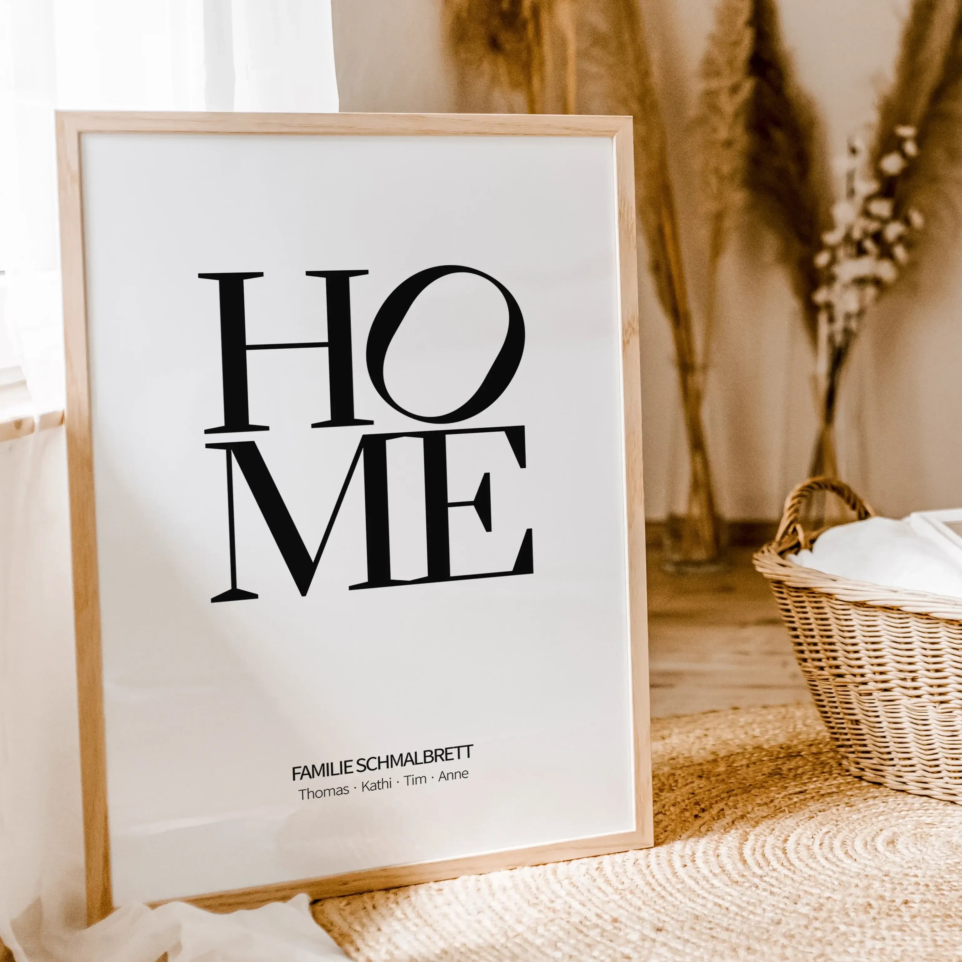 Home Poster-famprints-Personalisiertes Poster-Auf dem Poster 'Home' findest du den Schriftzug 'Home' - HO und ME stehen untereinander mit einem leicht gekippten O. Das moderne Poster kannst du mit deinem Wunschtext personalisieren. In unserem Beispiel hab