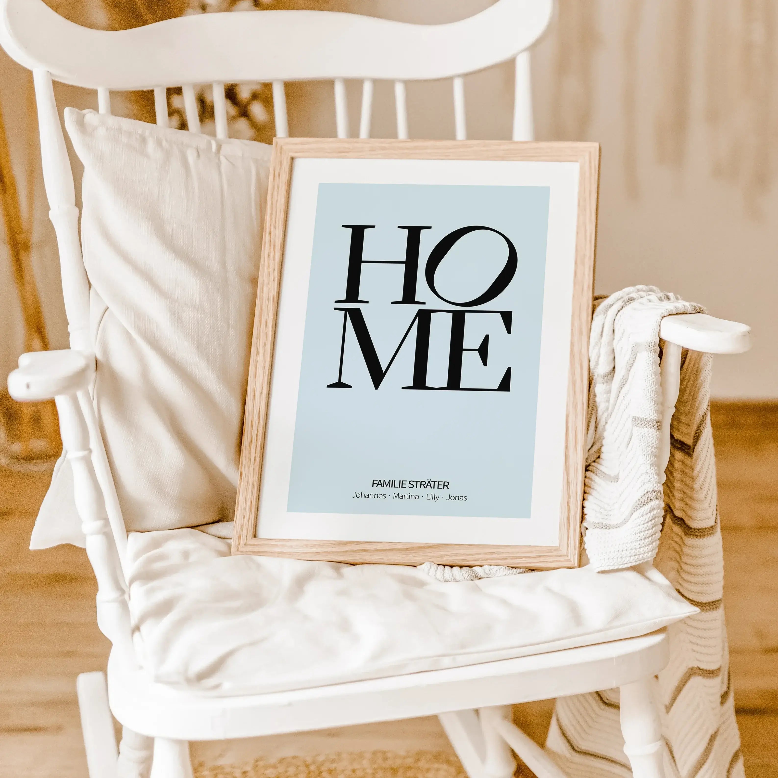 Home Poster-famprints-Personalisiertes Poster-Auf dem Poster 'Home' findest du den Schriftzug 'Home' - HO und ME stehen untereinander mit einem leicht gekippten O. Das moderne Poster kannst du mit deinem Wunschtext personalisieren. In unserem Beispiel hab