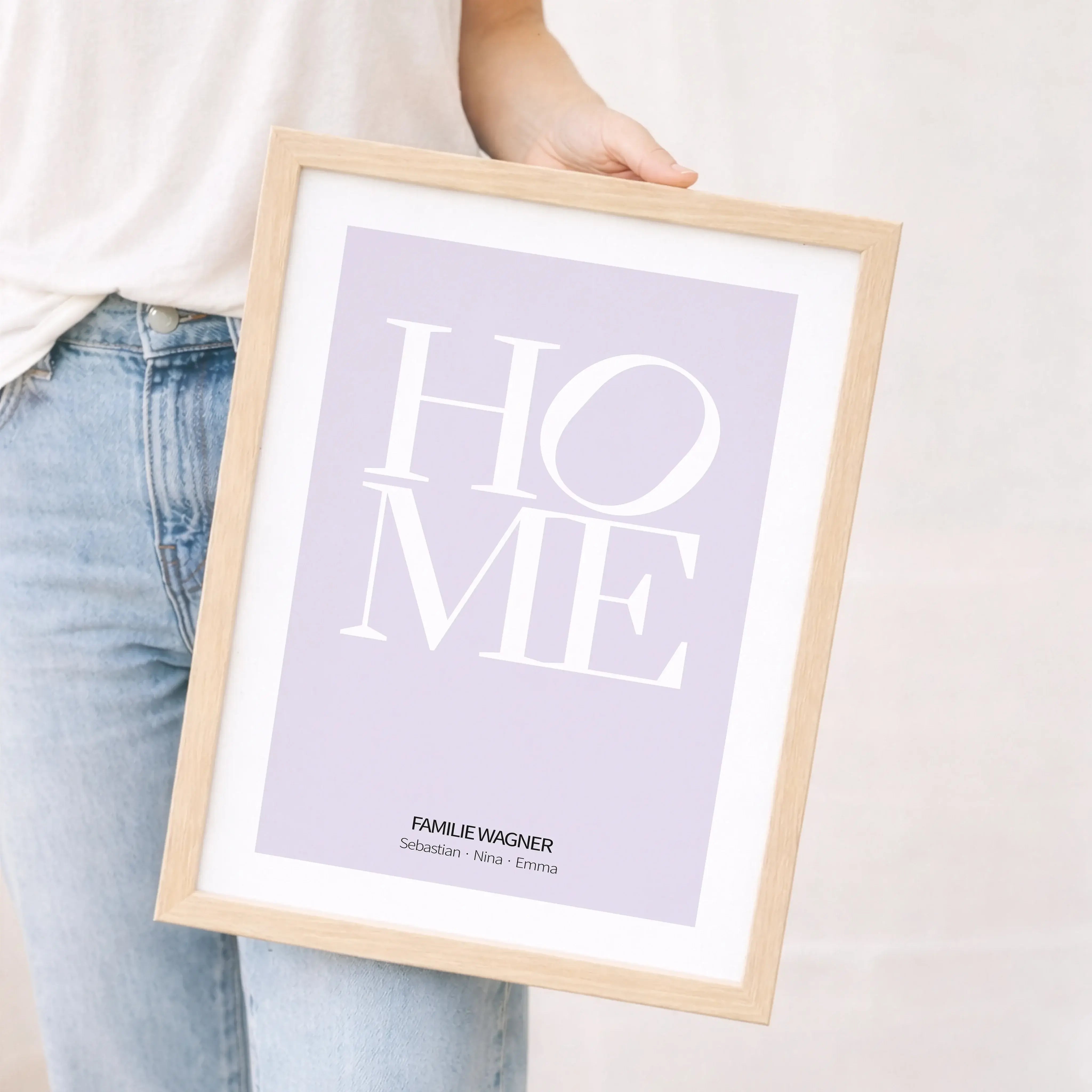 Home Poster-Personalisiertes Poster-famprints-Dein Home Poster ist mehr als Wanddeko. Es steht für Ankommen, Zusammenhalt und die Menschen, die dein Zuhause besonders machen. Das moderne Typografie Design mit dem markanten Schriftzug Home setzt einen ruhi