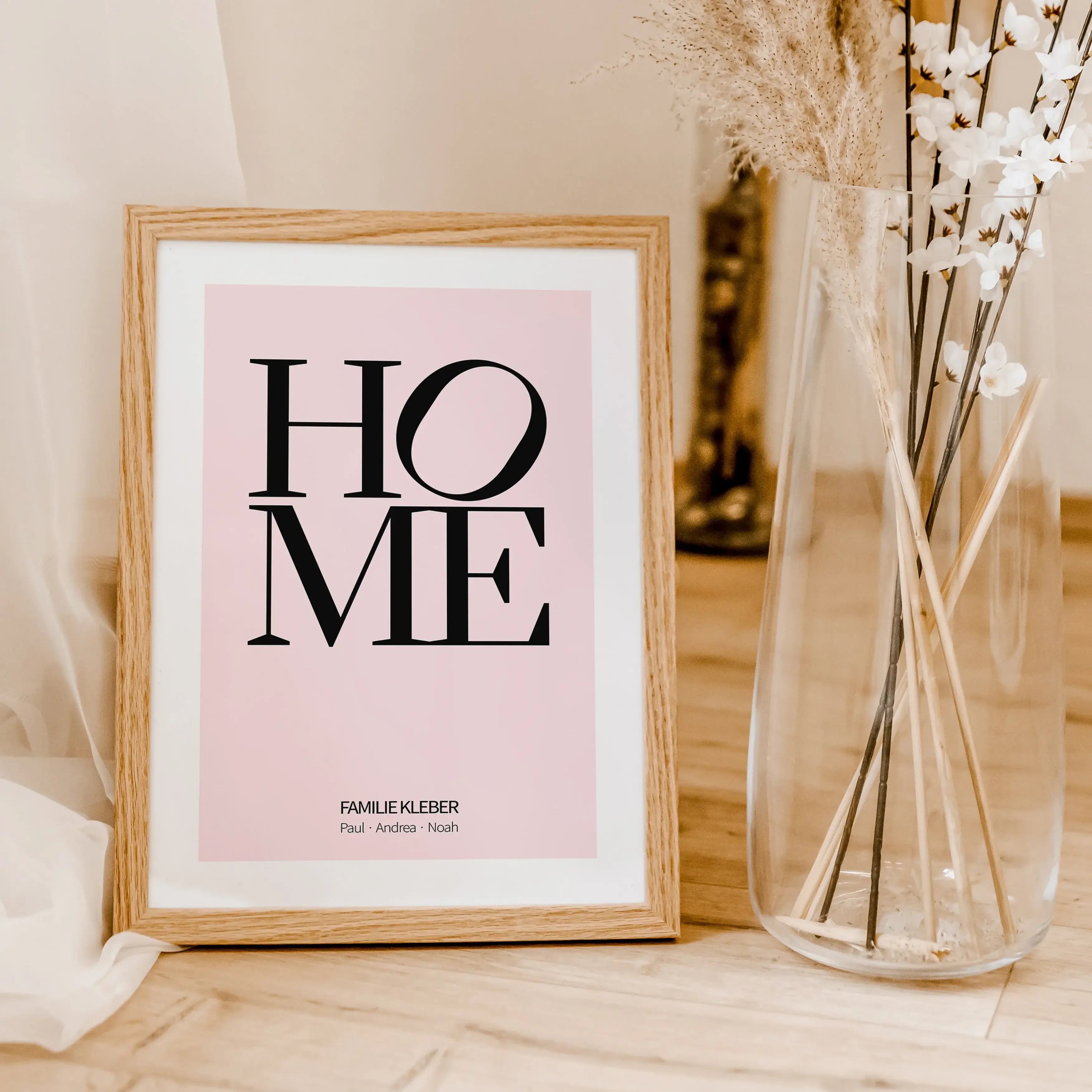 Home Poster-famprints-Personalisiertes Poster-Auf dem Poster 'Home' findest du den Schriftzug 'Home' - HO und ME stehen untereinander mit einem leicht gekippten O. Das moderne Poster kannst du mit deinem Wunschtext personalisieren. In unserem Beispiel hab