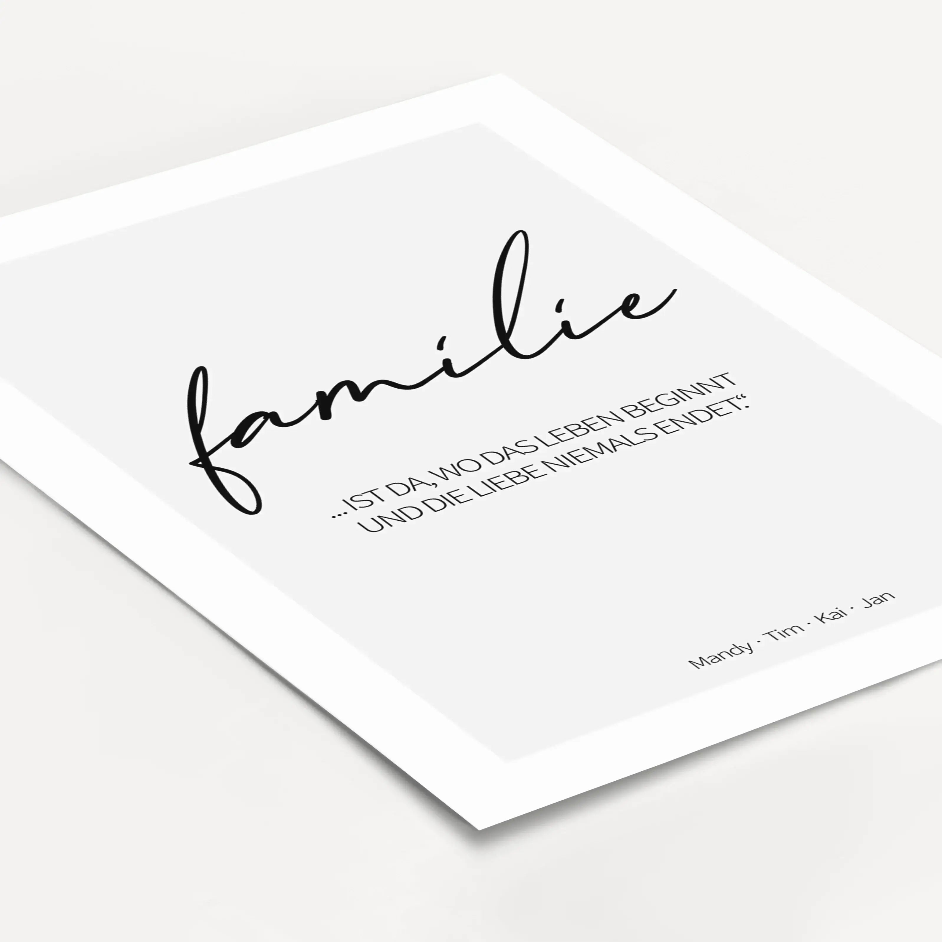 Poster 'familie'-famprints-Personalisiertes Poster-Mit dem Poster 'Familie' drückt ihr euren Zusammenhalt aus. Auf dem Familienposter findest du unter dem Schriftzug 'Familie' die Möglichkeit dein Poster mit einem Zitat, einer Botschaft oder einer Widmung