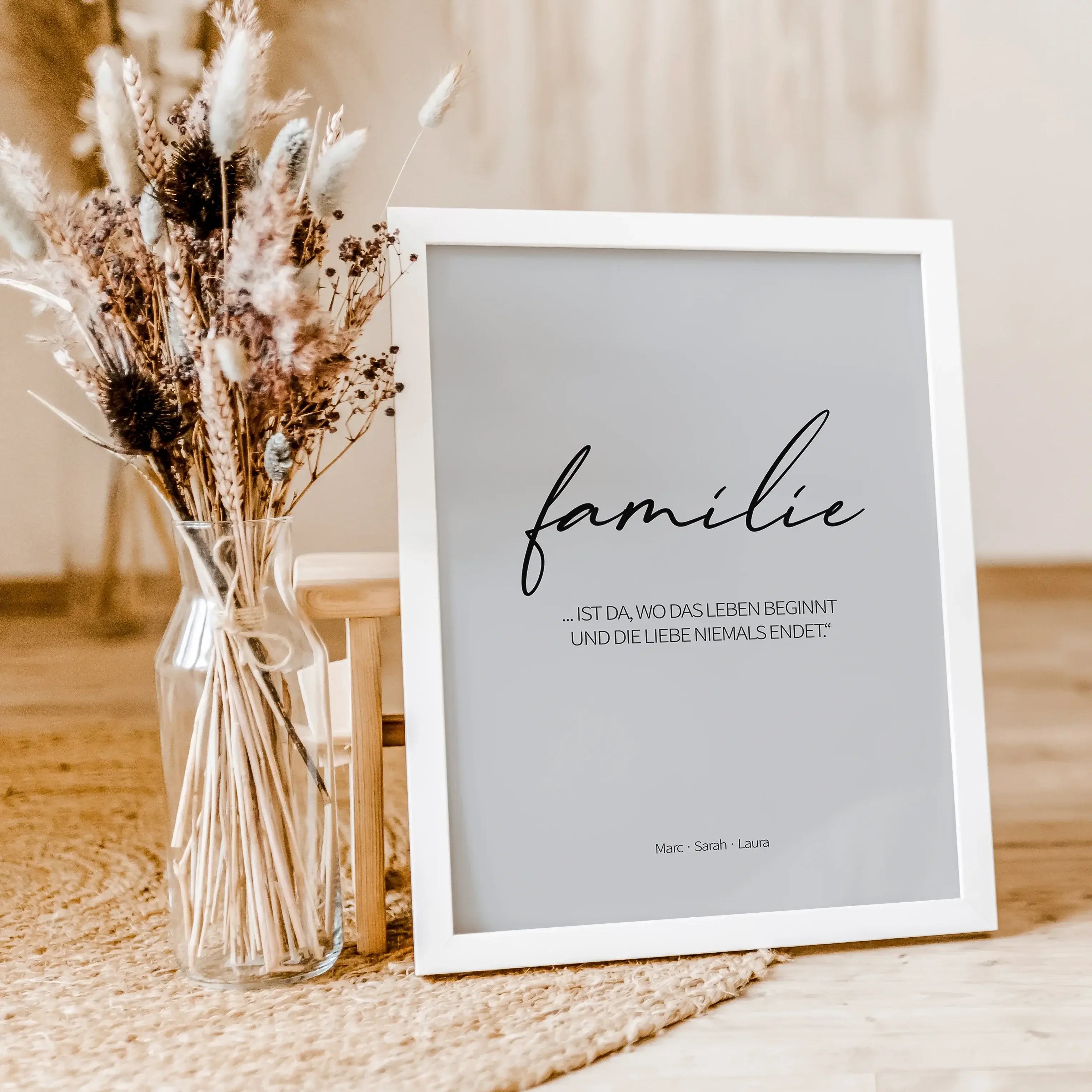 Poster 'familie'-famprints-Personalisiertes Poster-Mit dem Poster 'Familie' drückt ihr euren Zusammenhalt aus. Auf dem Familienposter findest du unter dem Schriftzug 'Familie' die Möglichkeit dein Poster mit einem Zitat, einer Botschaft oder einer Widmung