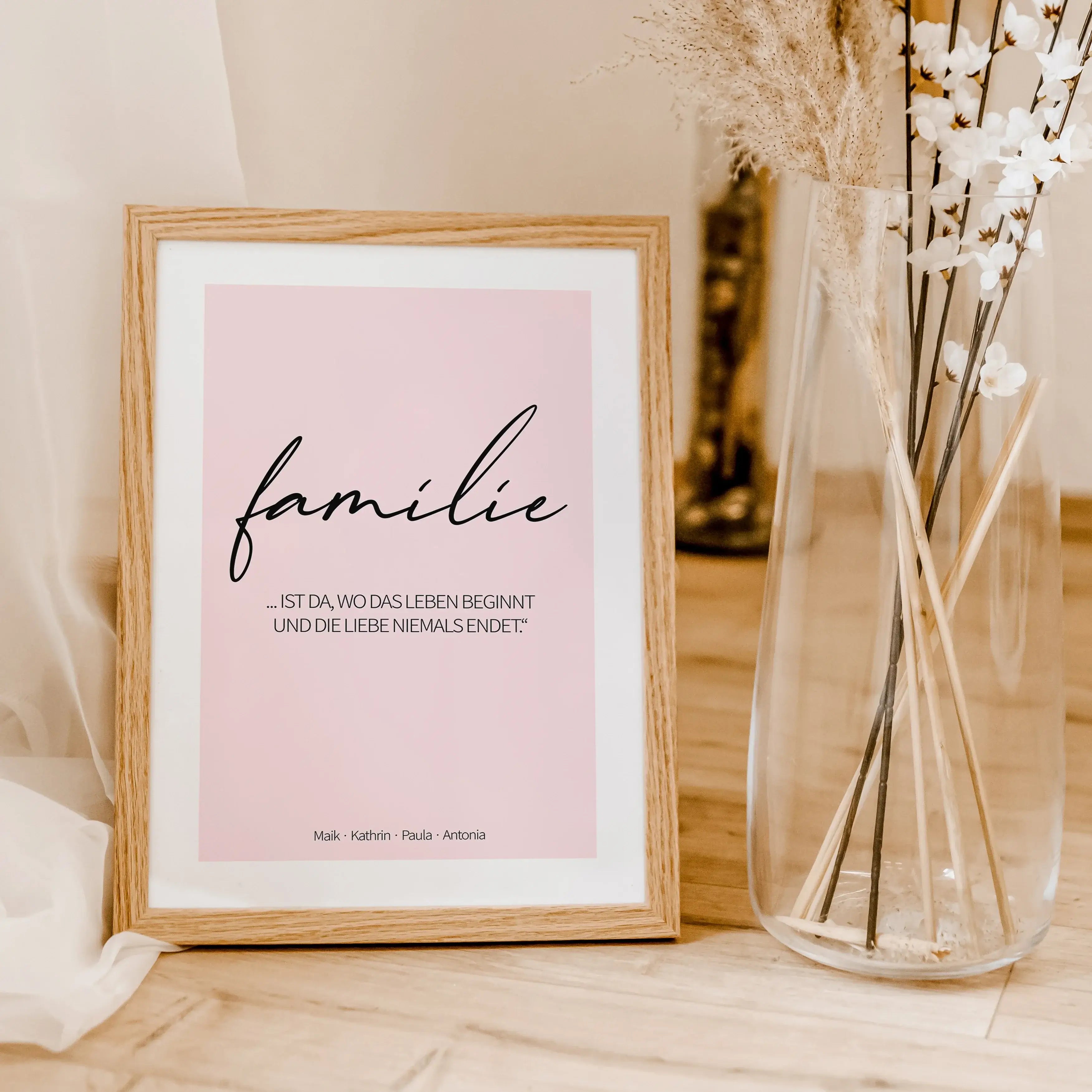 Poster 'familie'-famprints-Personalisiertes Poster-Mit dem Poster 'Familie' drückt ihr euren Zusammenhalt aus. Auf dem Familienposter findest du unter dem Schriftzug 'Familie' die Möglichkeit dein Poster mit einem Zitat, einer Botschaft oder einer Widmung
