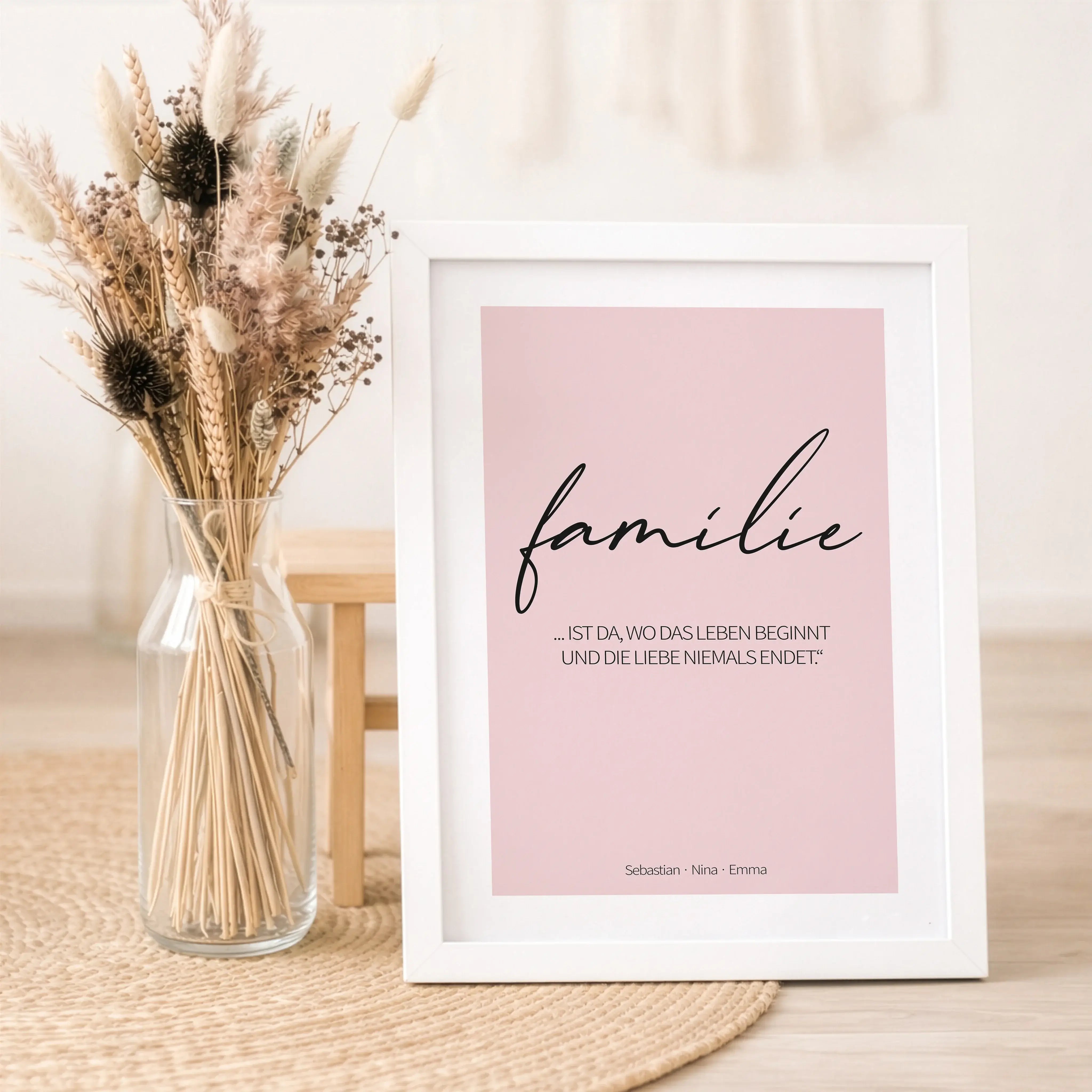 Poster 'familie'-Personalisiertes Poster-famprints-Das Poster Familie ist mehr als ein dekoratives Wandbild. Es steht für Zusammenhalt, für Menschen, die dazugehören, und für all die kleinen Momente, die ein Zuhause ausmachen. Mit klarer Typografie und ei