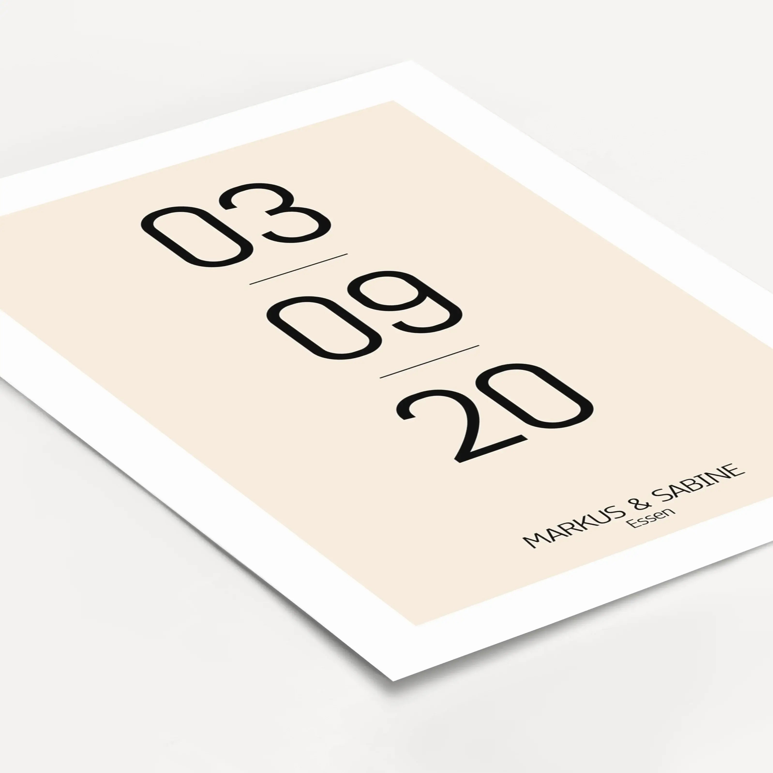 Datum Poster-Personalisiertes Poster-famprints-Ein Datum kann alles verändern. Mit dem Datum Poster von famprints hältst du genau diesen einen Moment sichtbar fest, der für euch Bedeutung hat. Ob Kennenlerntag, Hochzeit, Jahrestag oder ein anderes persönl