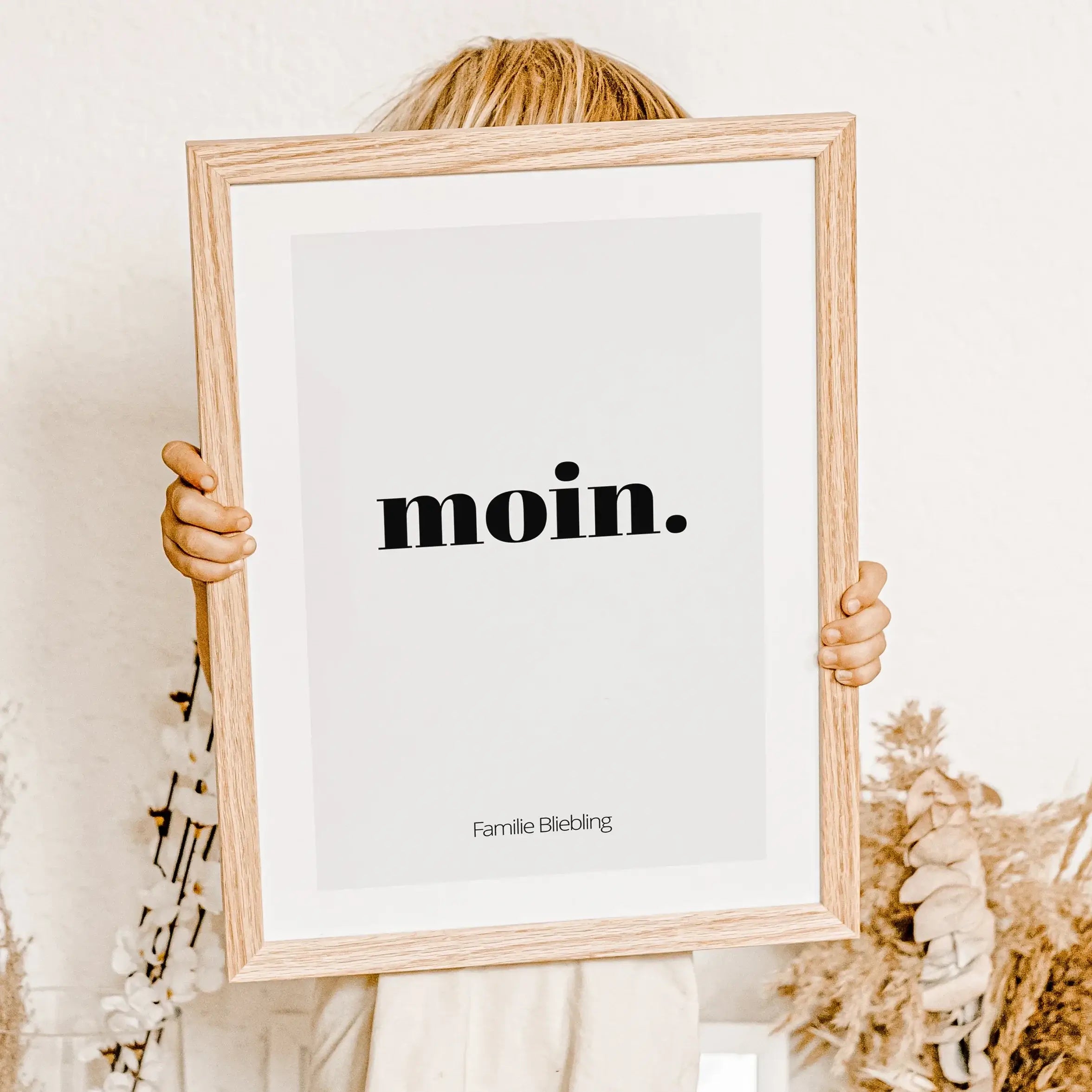Poster 'moin'-famprints-Personalisiertes Poster-Auf dem Poster 'moin' findest du die herzliche Begrüßung 'moin'. Dieses Willkommens Poster findest du bei uns im Shop auch mit sers' tach und servus. Das Poster kann auf der Unterseite mit deinem Wunschtext