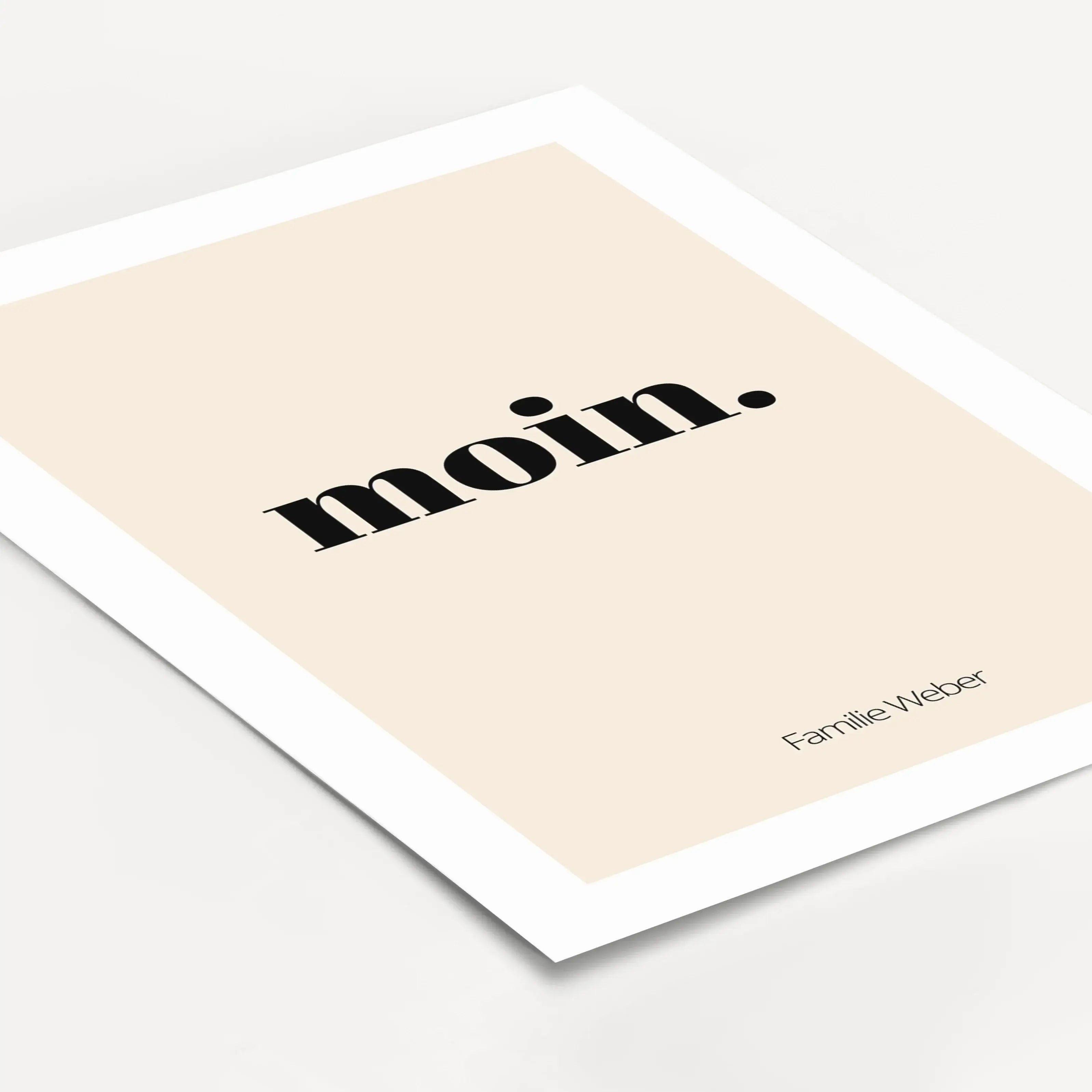 Poster 'moin'-Personalisiertes Poster-famprints-Das Poster moin bringt norddeutsche Gelassenheit und ein herzliches Willkommen direkt in dein Zuhause. Der klare Schriftzug wirkt modern, ruhig und vertraut zugleich und passt perfekt in Flur, Wohnzimmer, Kü
