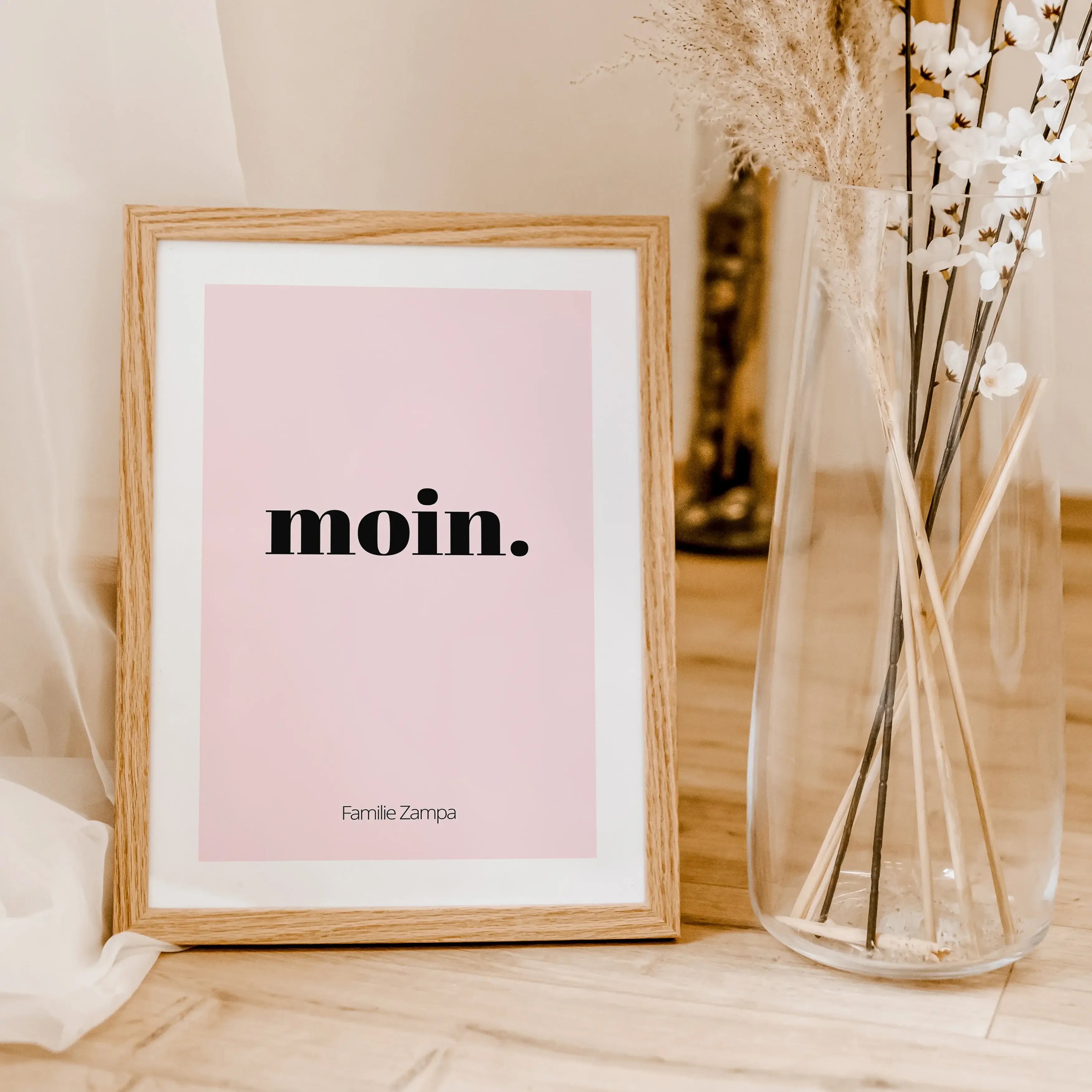 Poster 'moin'-famprints-Personalisiertes Poster-Auf dem Poster 'moin' findest du die herzliche Begrüßung 'moin'. Dieses Willkommens Poster findest du bei uns im Shop auch mit sers' tach und servus. Das Poster kann auf der Unterseite mit deinem Wunschtext