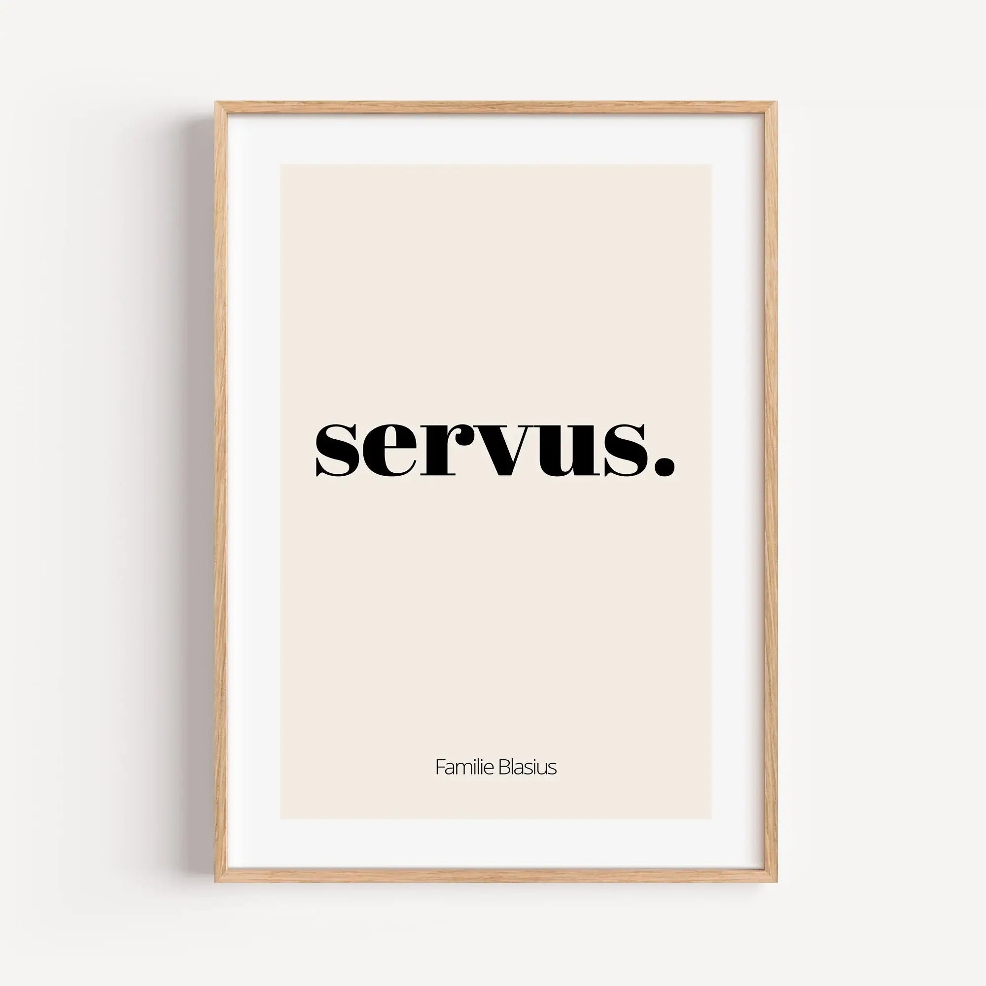 Poster 'servus'-famprints-Personalisiertes Poster-Auf dem Poster 'servus' findest du die nette Begrüßung 'servus' als Willkommens-Nachricht für deine Besucher. Auf der Unterseite kann das Poster mit deinem Wunschtext personalisiert werden. Bei unseren Bei