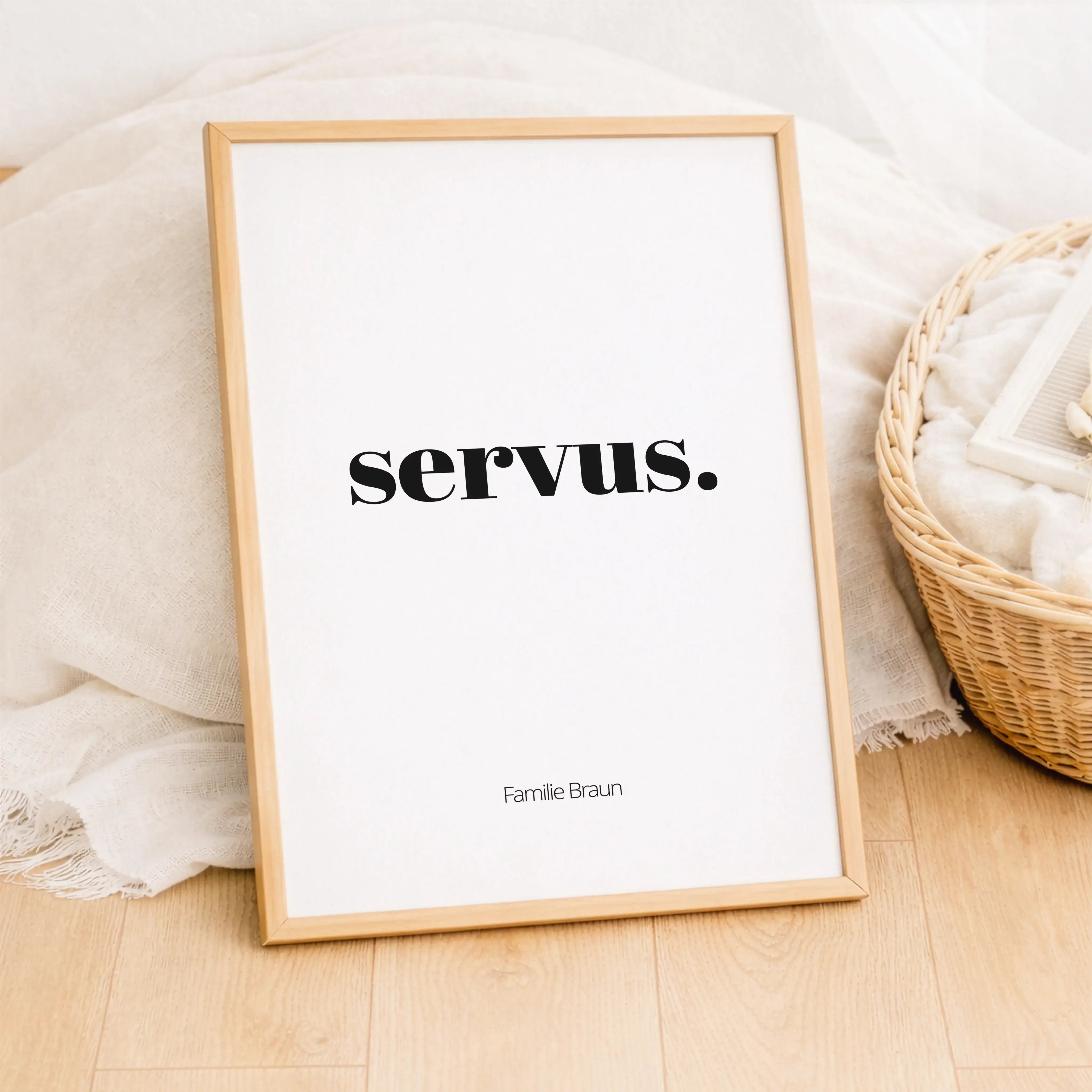 Poster 'servus'-Personalisiertes Poster-famprints-Das Poster 'servus' ist eine stilvolle Art, Gäste willkommen zu heißen und deinem Zuhause Persönlichkeit zu verleihen. Der schlichte Schriftzug wirkt modern und zeitlos zugleich und passt perfekt in Flur,