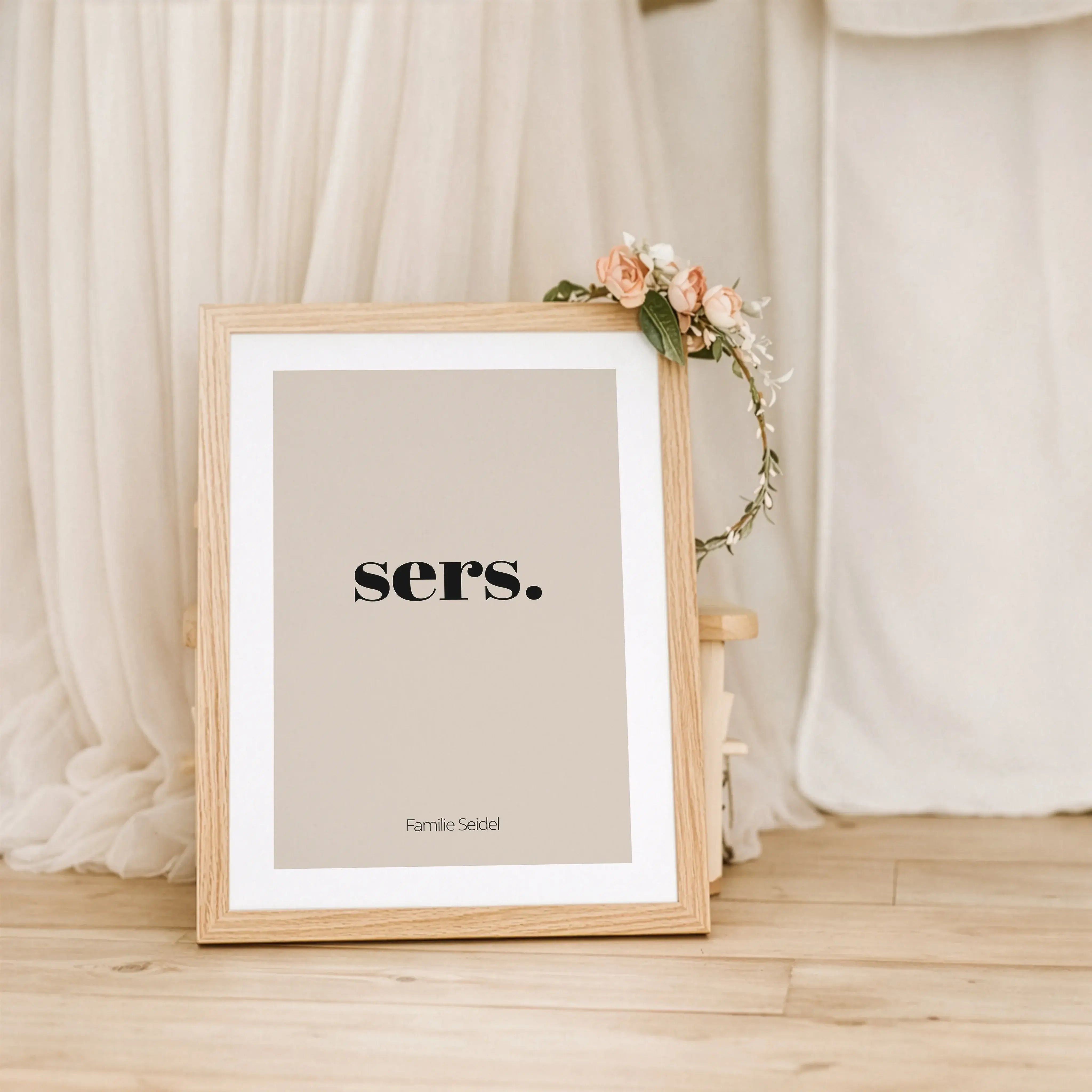 Poster 'sers'-Personalisiertes Poster-famprints-Das Poster „sers“ ist ein liebevoll gestalteter Willkommensgruß für dein Zuhause und sagt auf sympathische Weise Hallo. Der kurze Schriftzug wirkt modern, ruhig und einladend und passt perfekt in Flur, Einga