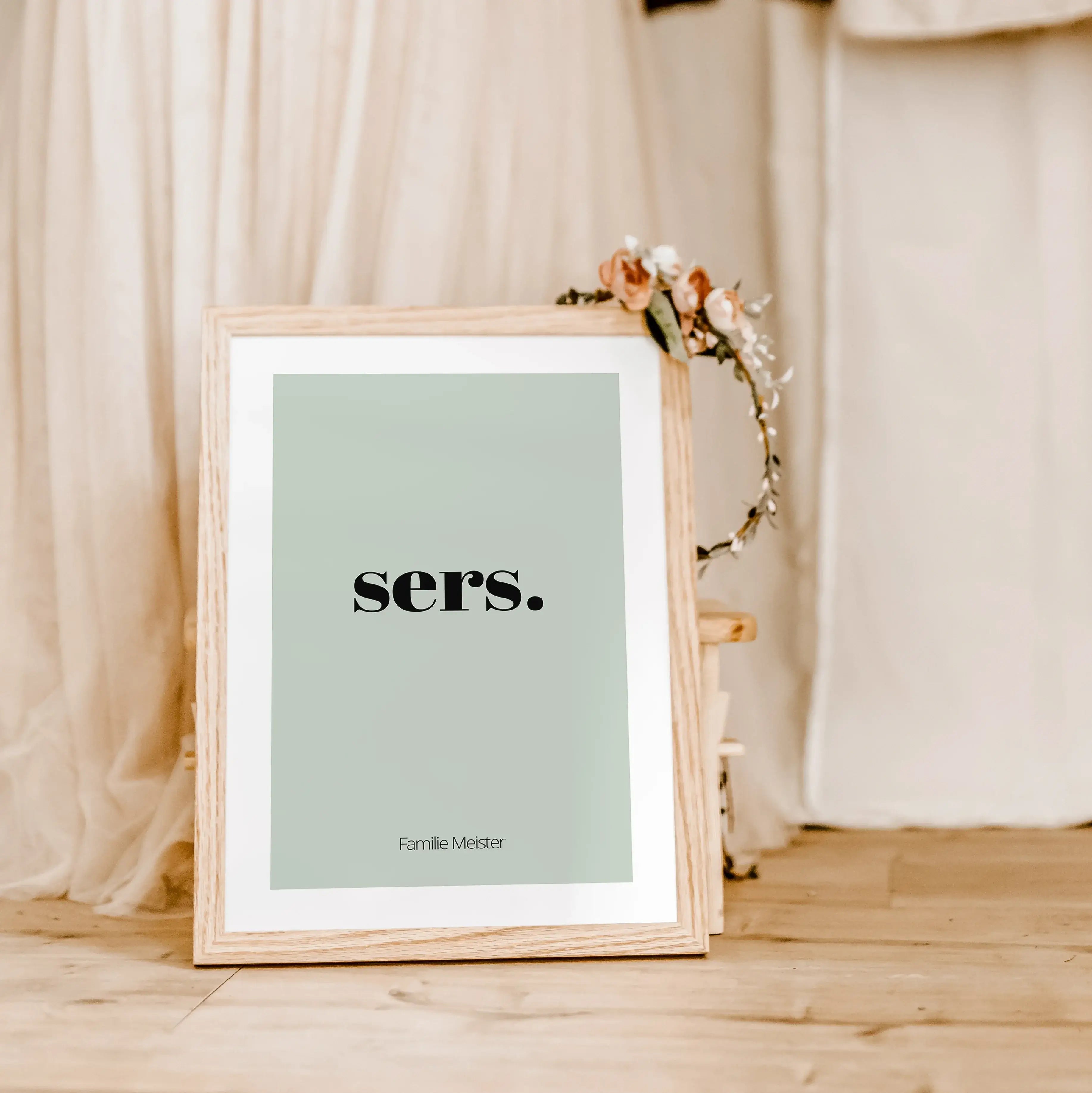 Poster 'sers'-famprints-Personalisiertes Poster-Auf dem Flur Poster 'sers' findest du die Begrüßung 'sers'. Sers ist die Abwandlung von Servus und ist ein freundlicher Gruß. Auf der Unterseite kann das Poster mit deinem Wunschtext personalisiert werden. I