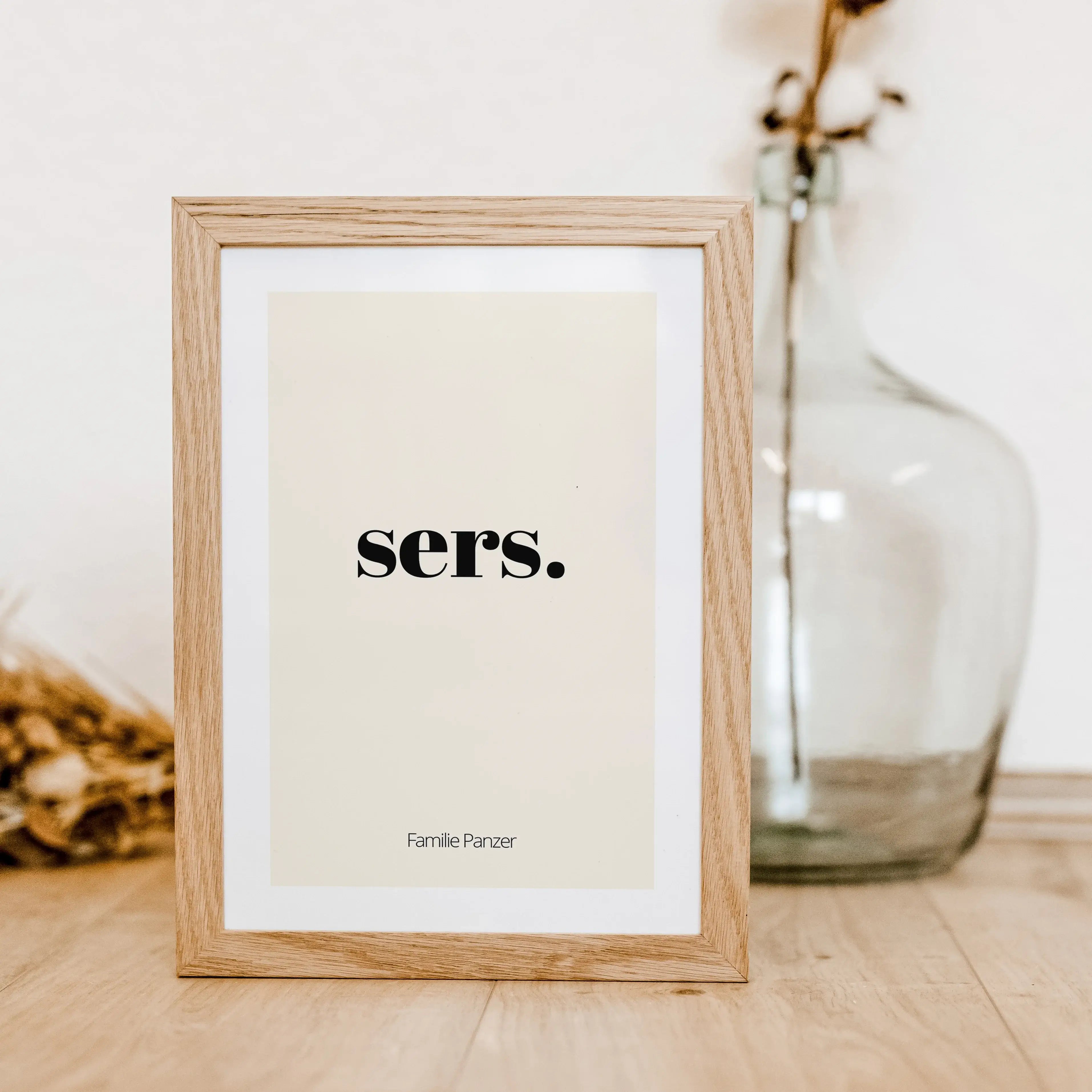 Poster 'sers'-famprints-Personalisiertes Poster-Auf dem Flur Poster 'sers' findest du die Begrüßung 'sers'. Sers ist die Abwandlung von Servus und ist ein freundlicher Gruß. Auf der Unterseite kann das Poster mit deinem Wunschtext personalisiert werden. I