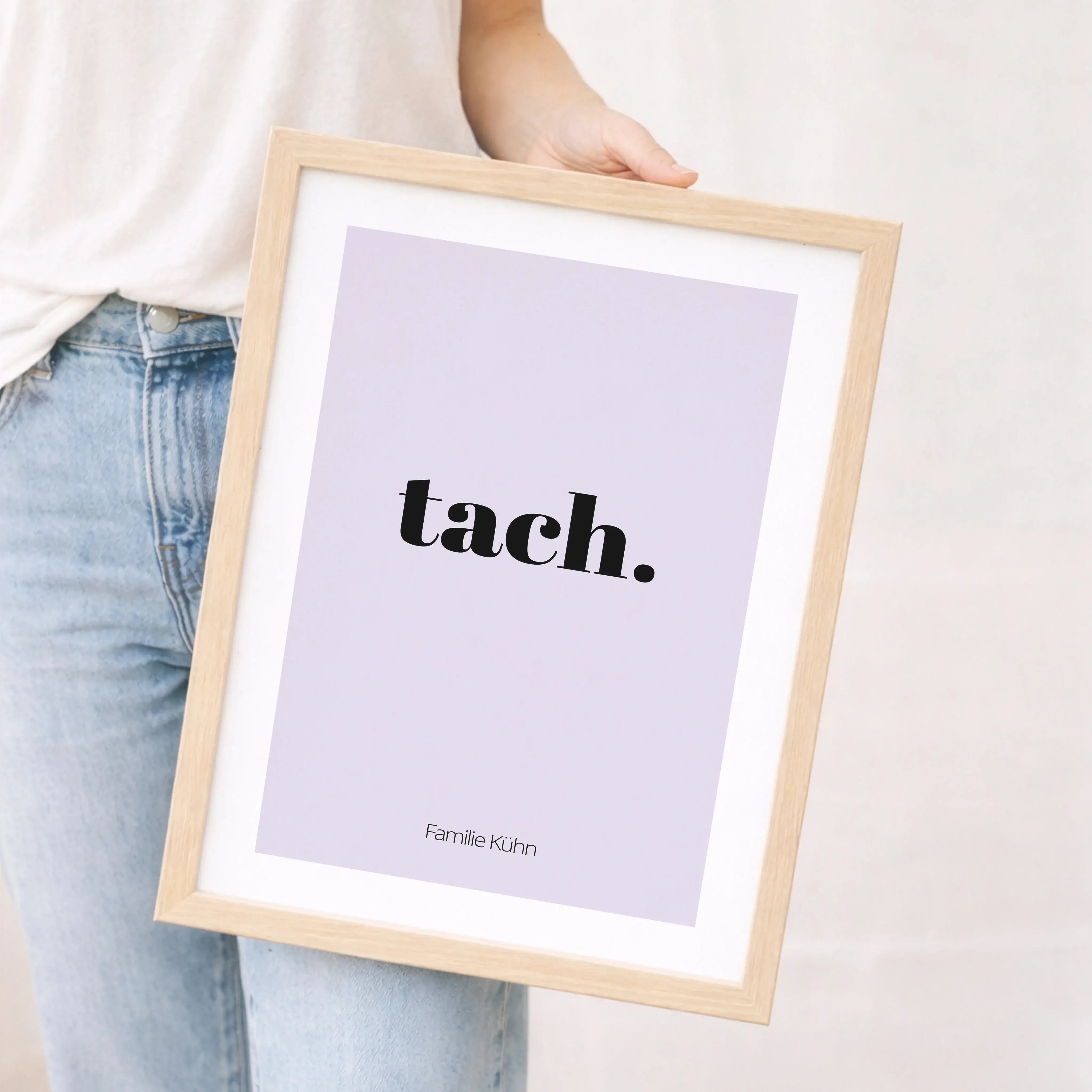 Poster 'tach'-Personalisiertes Poster-famprints-Das Poster tach bringt einen lockeren Gruß an deine Wand und sorgt direkt für ein willkommenes Gefühl, sobald man den Raum betritt. Tach steht für ein unkompliziertes Hallo und ist in vielen Regionen fest im