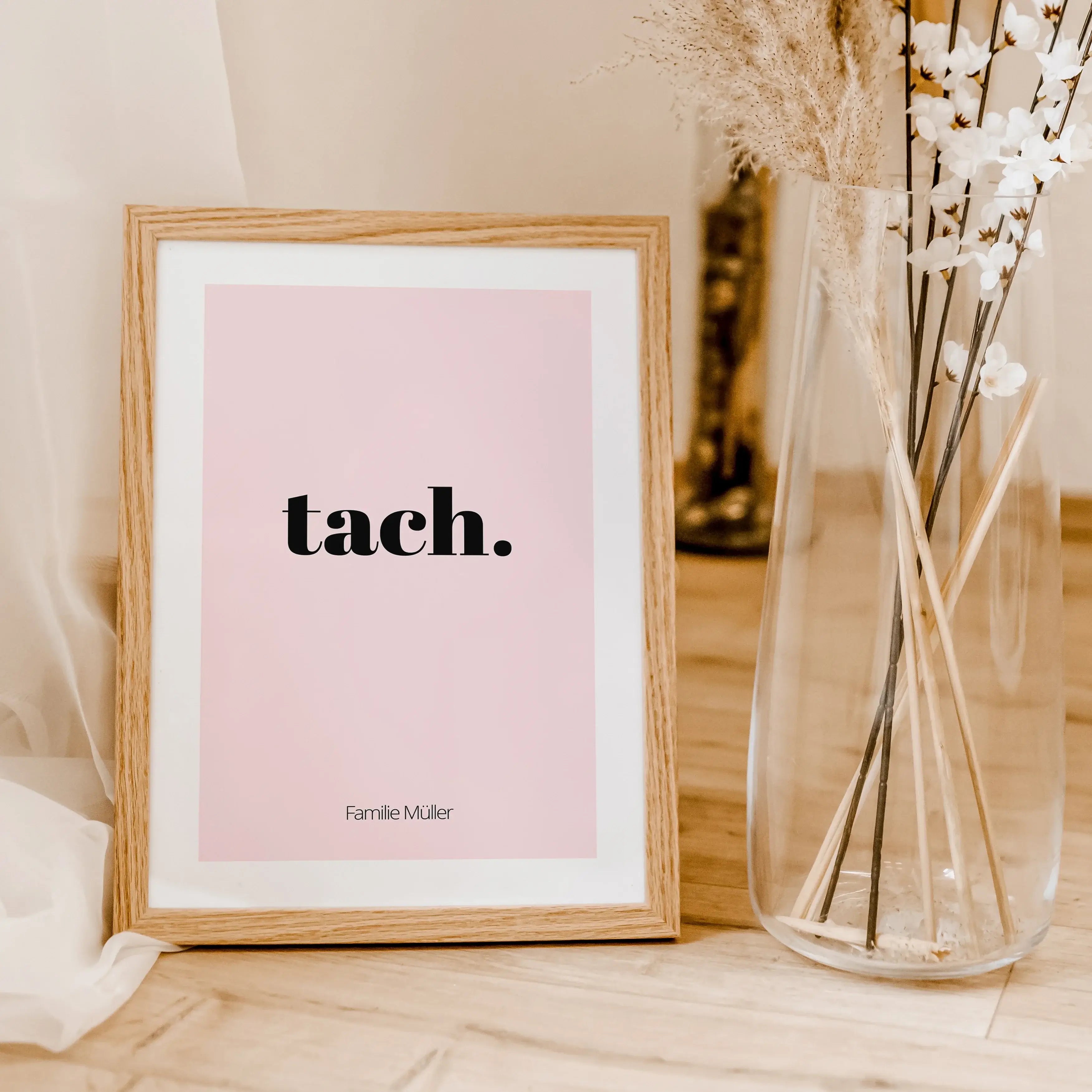 Poster 'tach'-famprints-Personalisiertes Poster-Auf dem Poster 'tach' findest du den Schriftzug 'tach'. Tach ist ein anderes Wort für Hallo und einigen Regionen Deutschlands sehr gebräuchlich. Auf der Unterseite kann das Gruß Poster mit deinem Wunschtext