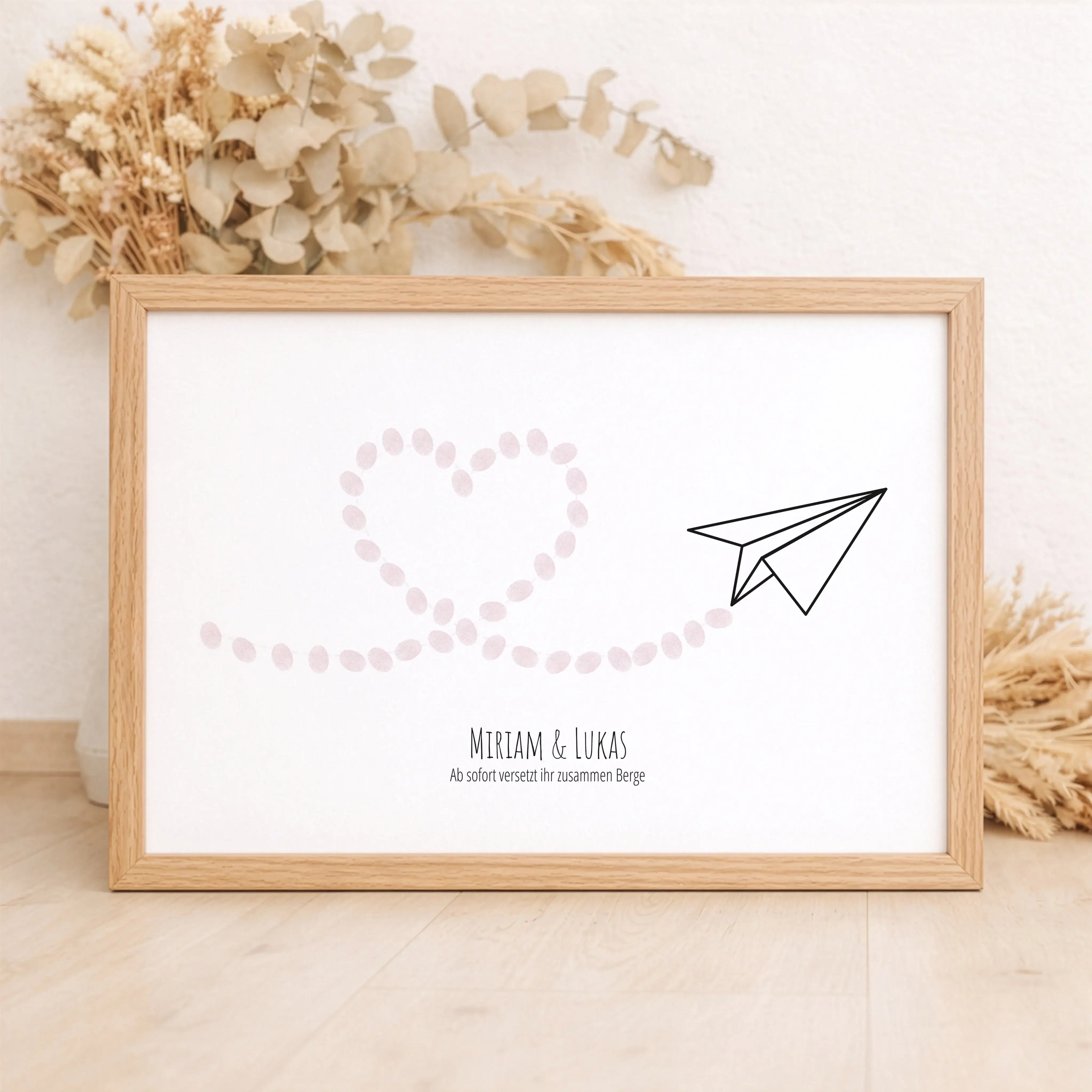 Fingerabdruck Bild 'Flieger'-Personalisiertes Poster-famprints-Das Fingerabdruck Bild „Flieger“ ist eine besondere Art, gemeinsame Momente sichtbar festzuhalten. Der Papierflieger steht für Aufbruch, Leichtigkeit und den gemeinsamen Weg. Die Flugbahn in H