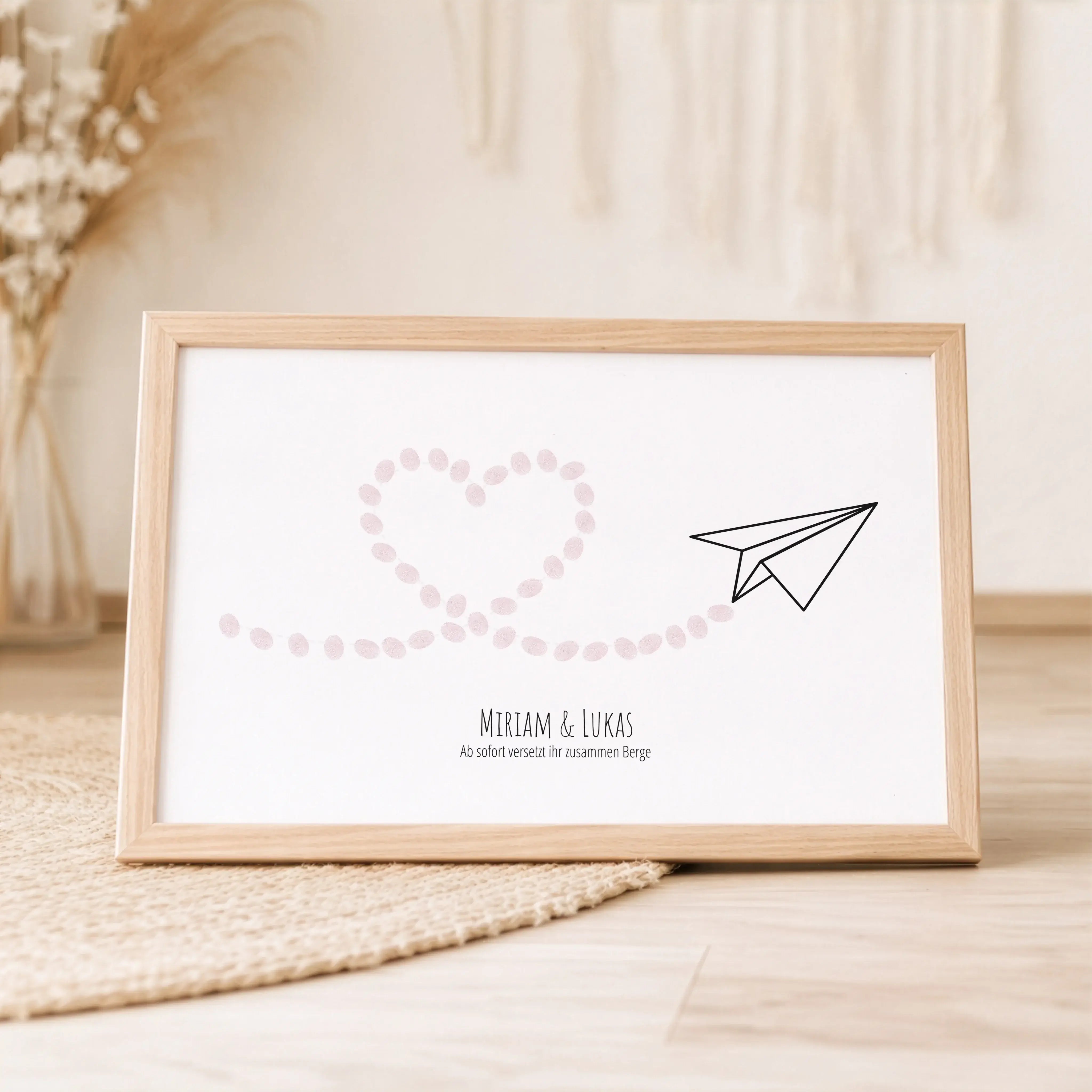 Fingerabdruck Bild 'Flieger'-Personalisiertes Poster-famprints-Das Fingerabdruck Bild „Flieger“ ist eine besondere Art, gemeinsame Momente sichtbar festzuhalten. Der Papierflieger steht für Aufbruch, Leichtigkeit und den gemeinsamen Weg. Die Flugbahn in H