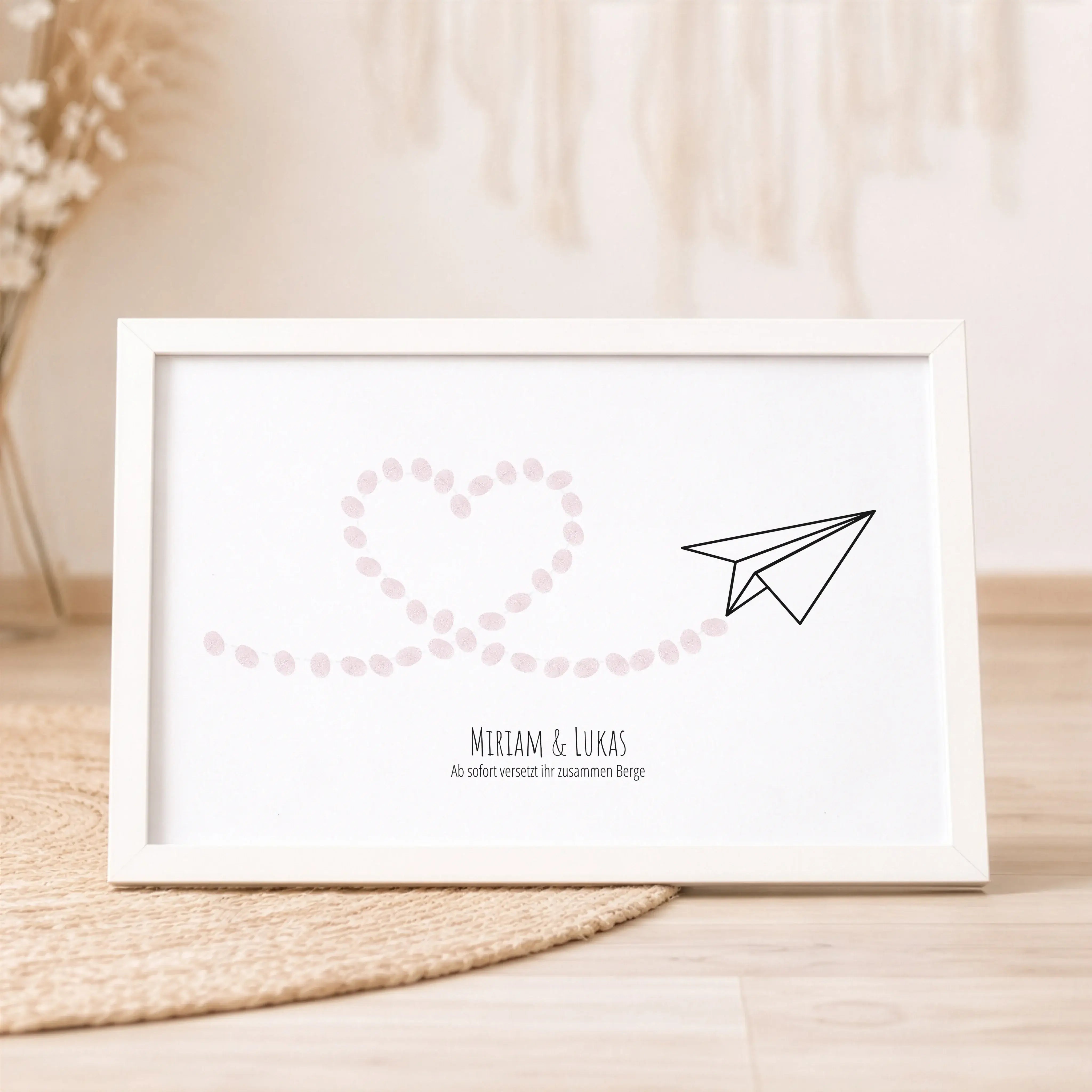 Fingerabdruck Bild 'Flieger'-Personalisiertes Poster-famprints-Das Fingerabdruck Bild „Flieger“ ist eine besondere Art, gemeinsame Momente sichtbar festzuhalten. Der Papierflieger steht für Aufbruch, Leichtigkeit und den gemeinsamen Weg. Die Flugbahn in H