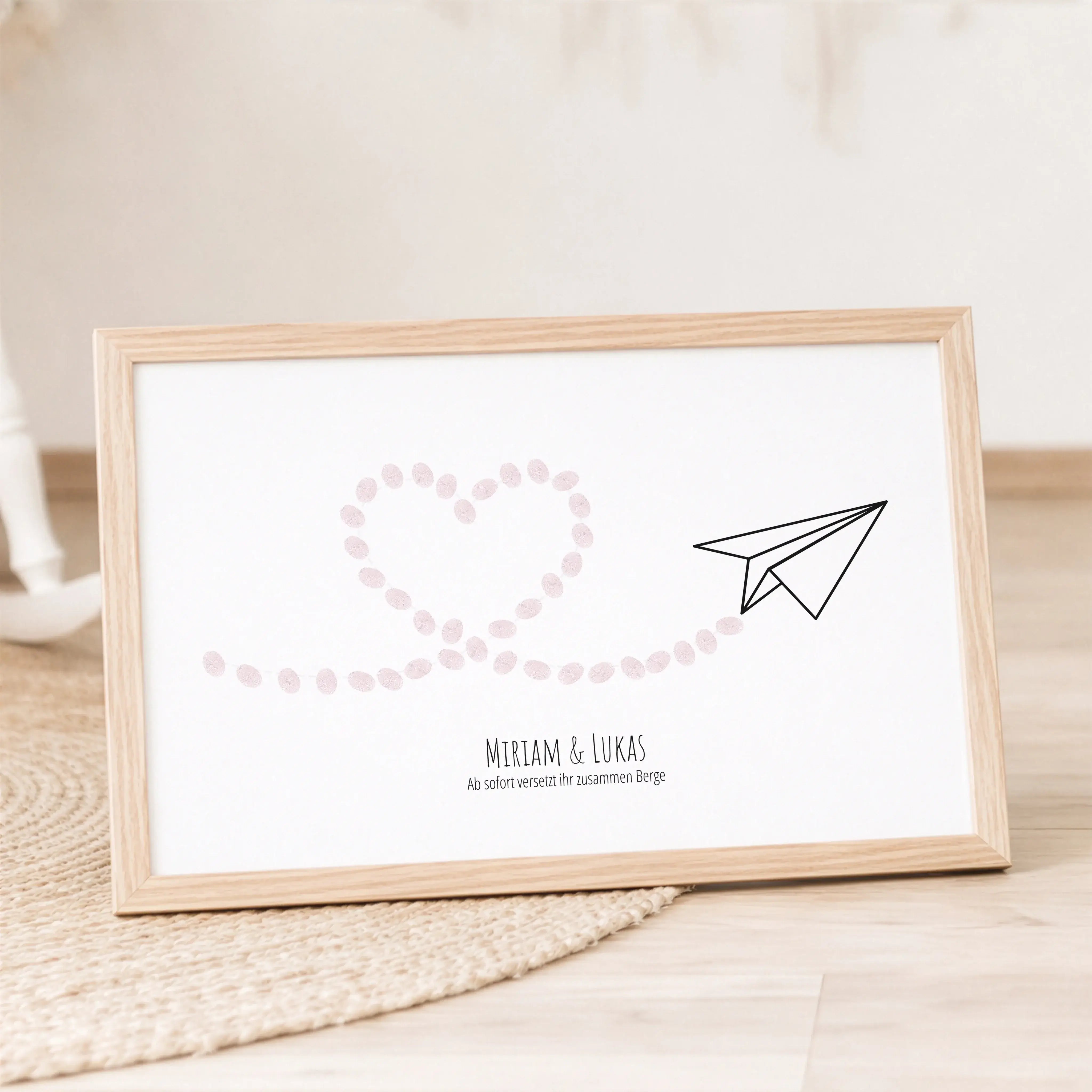 Fingerabdruck Bild 'Flieger'-Personalisiertes Poster-famprints-Das Fingerabdruck Bild „Flieger“ ist eine besondere Art, gemeinsame Momente sichtbar festzuhalten. Der Papierflieger steht für Aufbruch, Leichtigkeit und den gemeinsamen Weg. Die Flugbahn in H