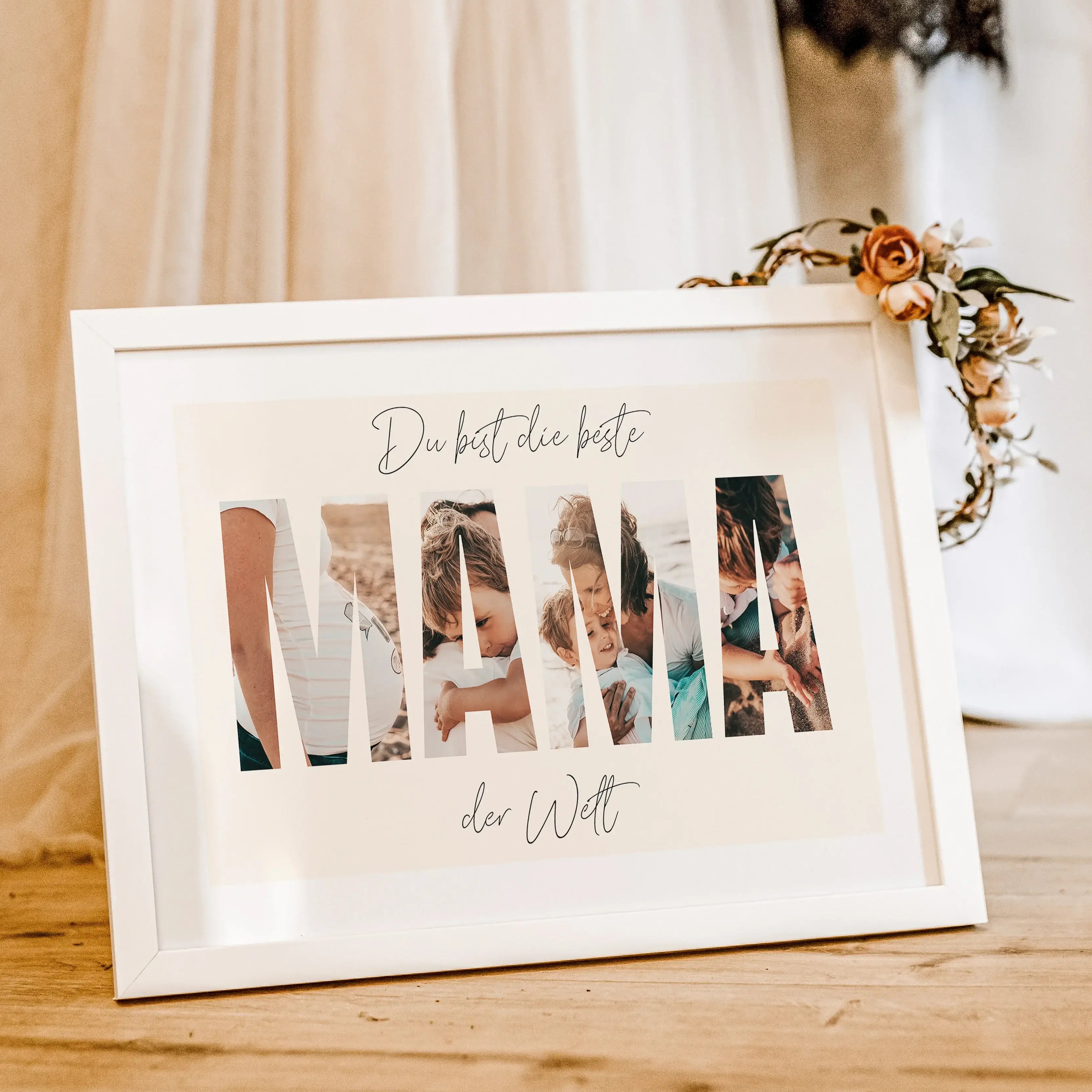 Beste Mama Poster-famprints-Personalisiertes Poster-Das Beste Mama Poster ist das ideale Geschenk für alle Mütter. Mit dieser Fotocollage in Form von dicken Buchstaben, die den Text "Mama" bilden, können bis zu vier persönliche Fotos eingefügt werden. Der