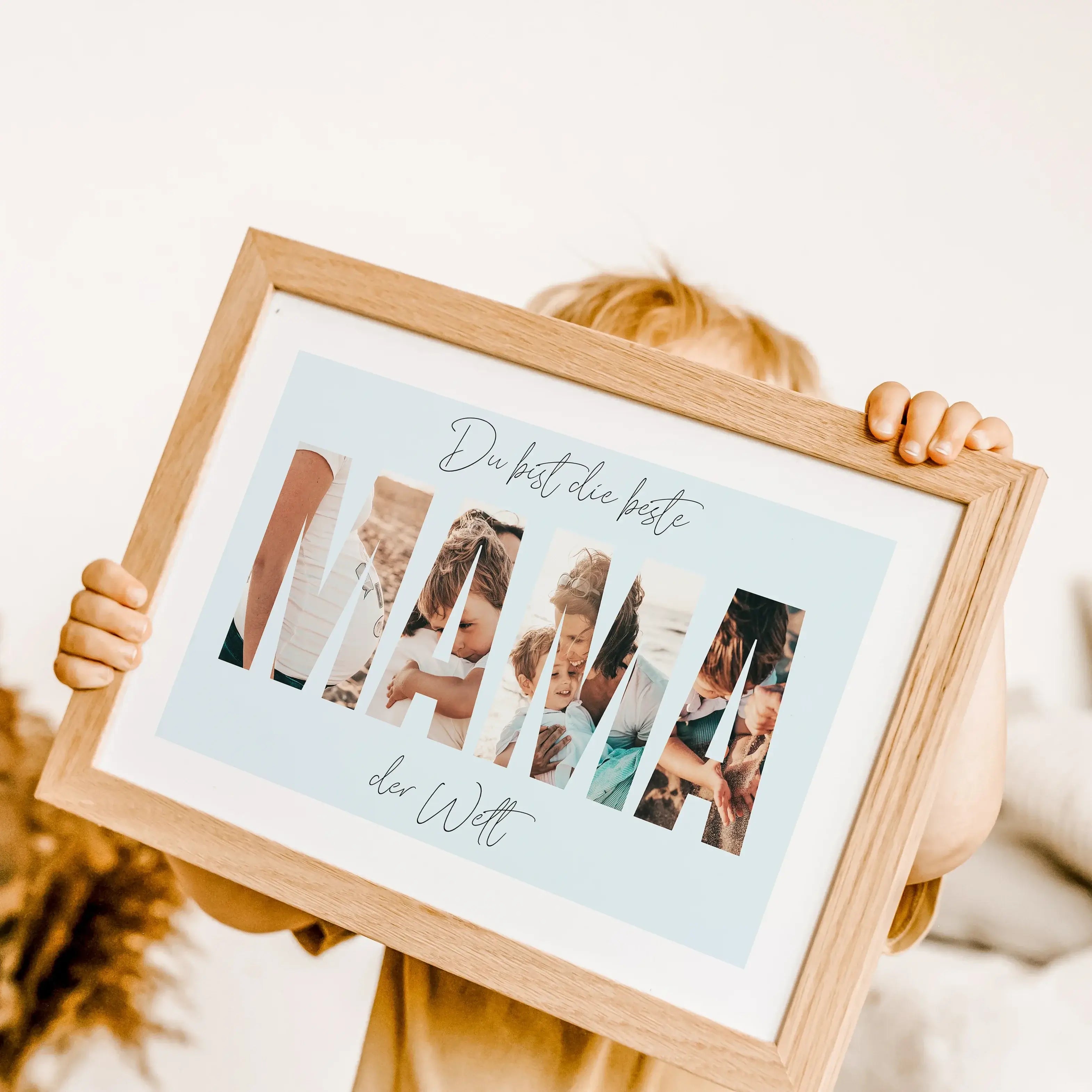 Beste Mama Poster-famprints-Personalisiertes Poster-Das Beste Mama Poster ist das ideale Geschenk für alle Mütter. Mit dieser Fotocollage in Form von dicken Buchstaben, die den Text "Mama" bilden, können bis zu vier persönliche Fotos eingefügt werden. Der