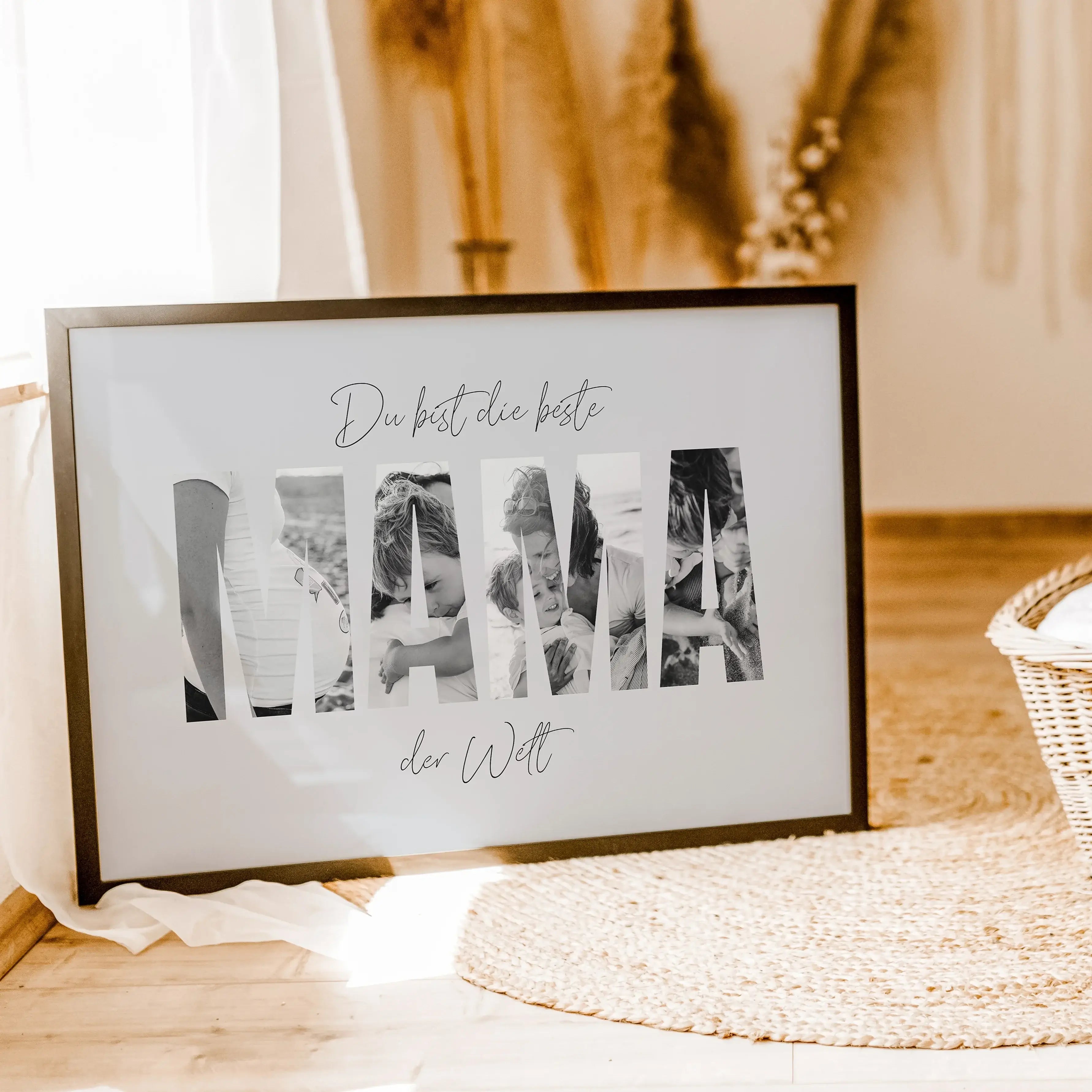 Beste Mama Poster-famprints-Personalisiertes Poster-Das Beste Mama Poster ist das ideale Geschenk für alle Mütter. Mit dieser Fotocollage in Form von dicken Buchstaben, die den Text "Mama" bilden, können bis zu vier persönliche Fotos eingefügt werden. Der
