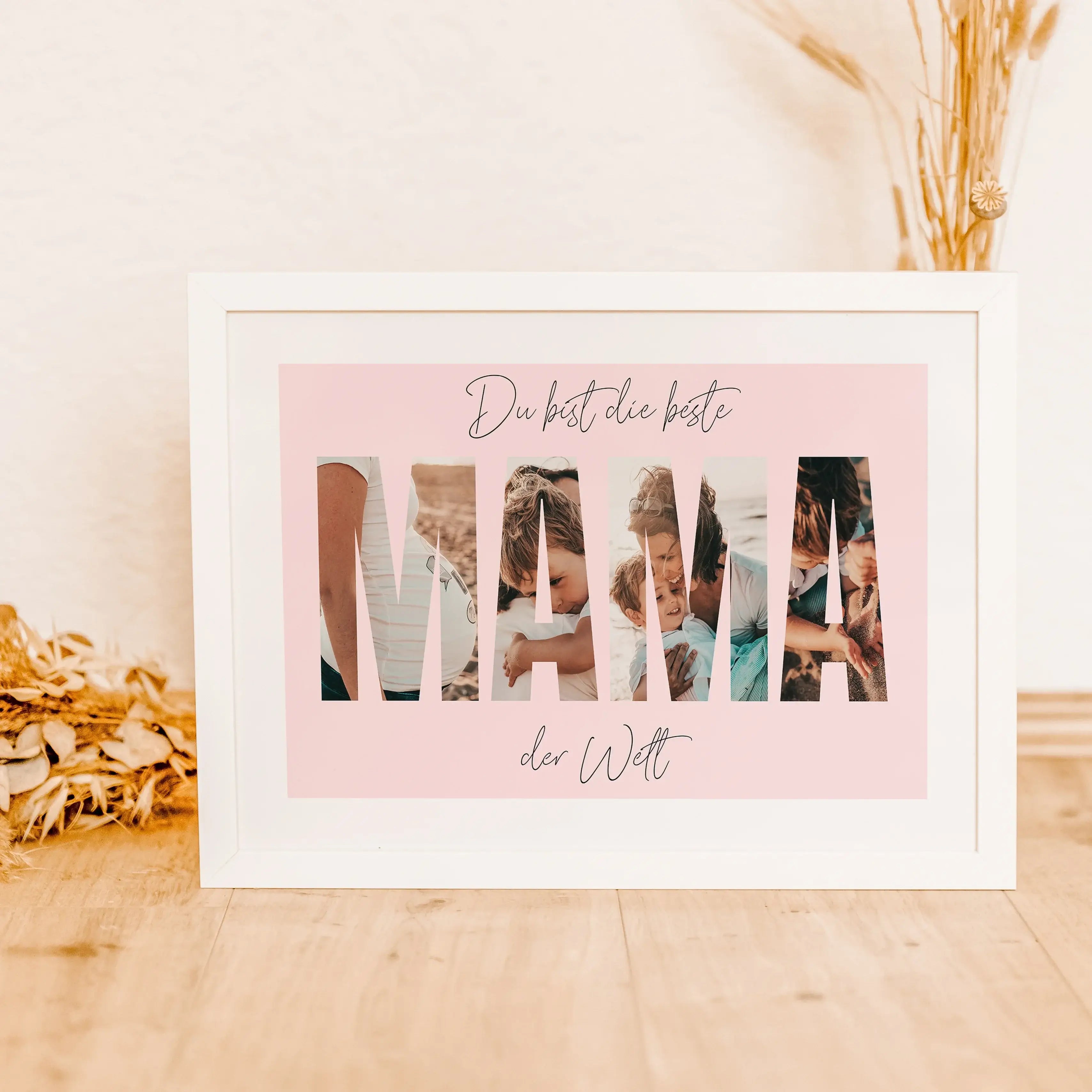 Beste Mama Poster-famprints-Personalisiertes Poster-Das Beste Mama Poster ist das ideale Geschenk für alle Mütter. Mit dieser Fotocollage in Form von dicken Buchstaben, die den Text "Mama" bilden, können bis zu vier persönliche Fotos eingefügt werden. Der