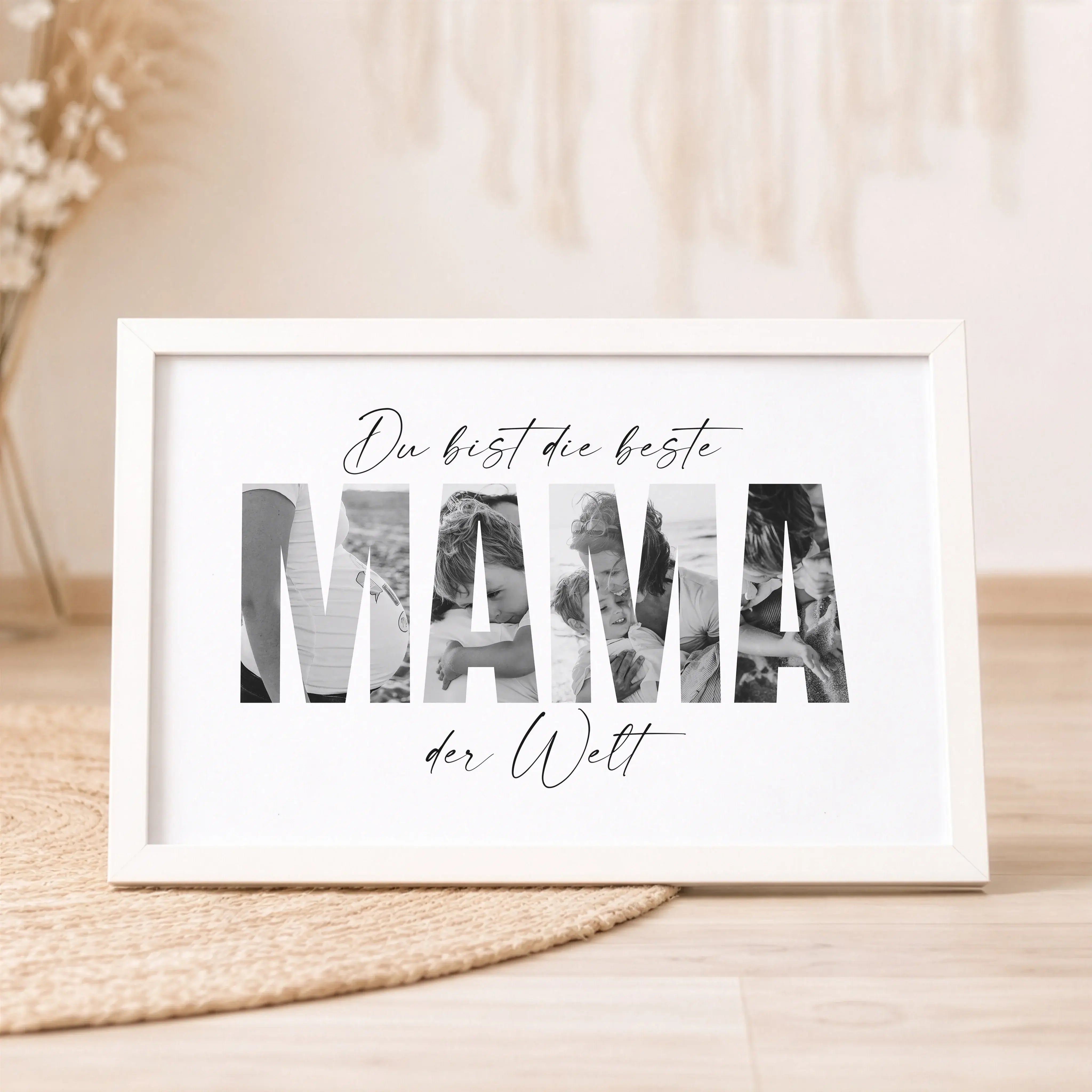 Beste Mama Poster-Personalisiertes Poster-famprints-Das Beste Mama Poster ist ein persönliches Geschenk, das Emotionen sichtbar macht und Erinnerungen stilvoll festhält. Die besondere Fotogestaltung im Schriftzug Mama verbindet eure liebsten Momente zu ei