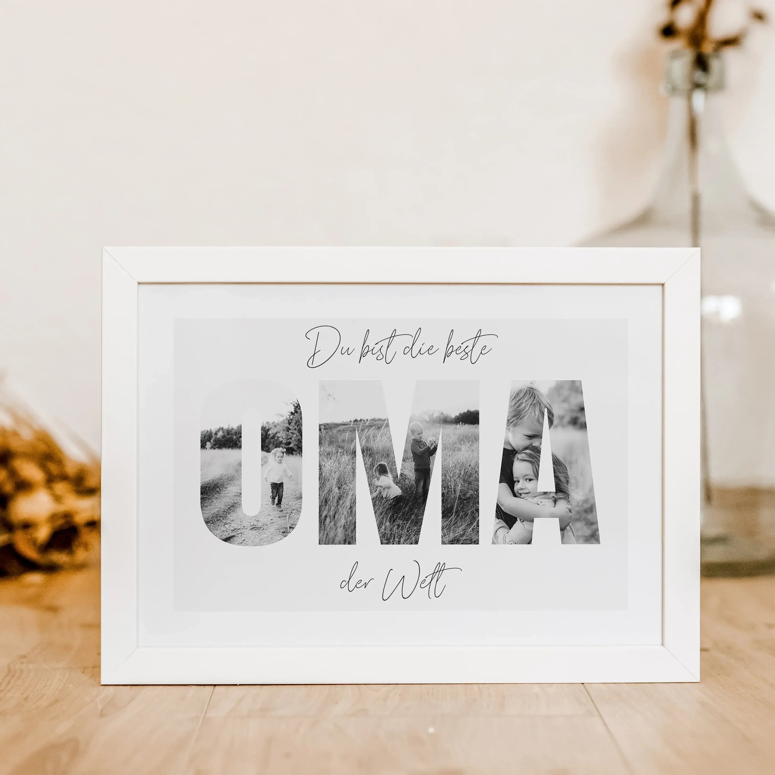 Beste Oma Poster-famprints-Personalisiertes Poster-Unser "Beste Oma Poster" ist das perfekte Geschenk für die liebste Oma der Welt. Das Poster ist mit dicken Buchstaben gestaltet, hinter denen Fotos platziert werden können, um eine einzigartige Fotocollag