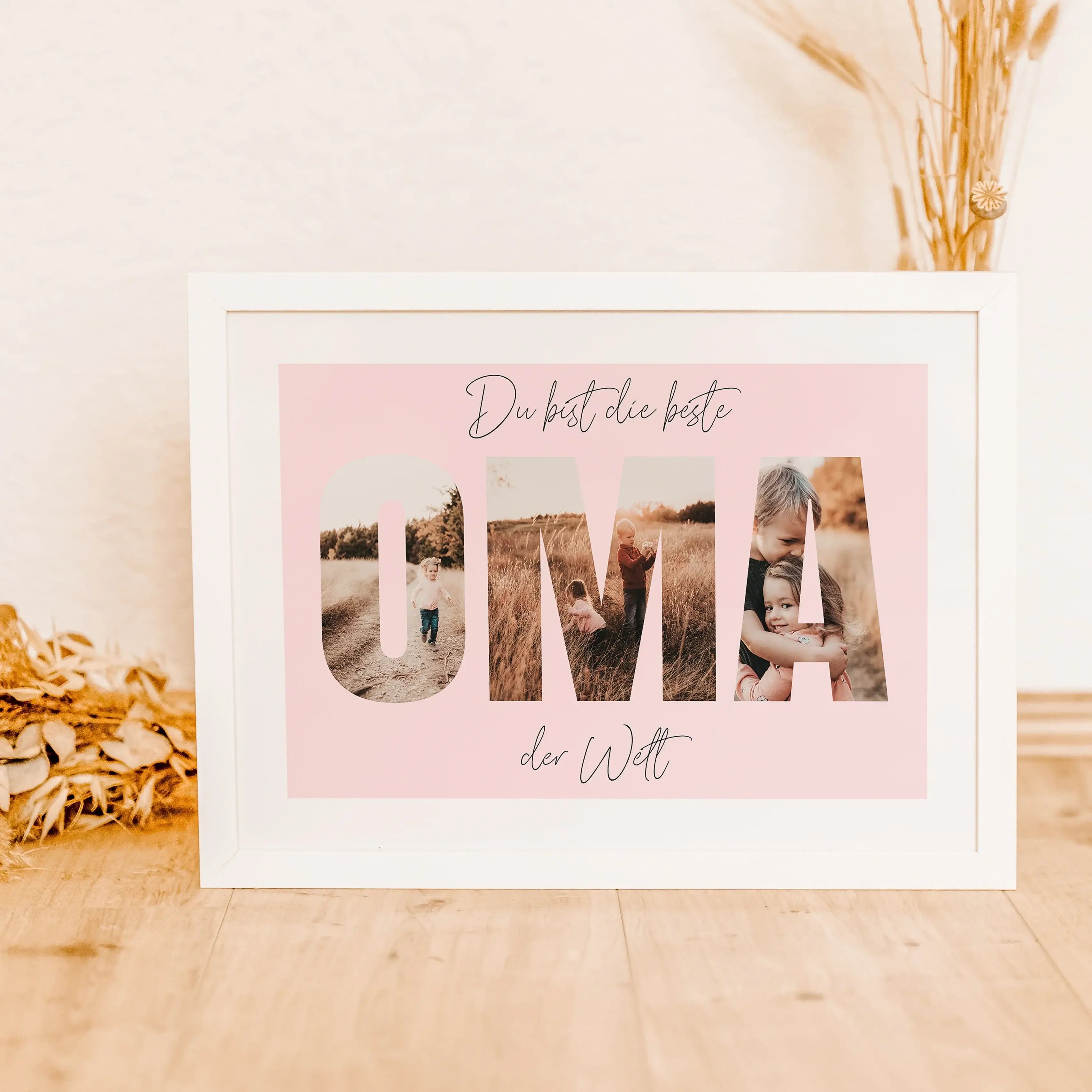 Beste Oma Poster-famprints-Personalisiertes Poster-Unser "Beste Oma Poster" ist das perfekte Geschenk für die liebste Oma der Welt. Das Poster ist mit dicken Buchstaben gestaltet, hinter denen Fotos platziert werden können, um eine einzigartige Fotocollag