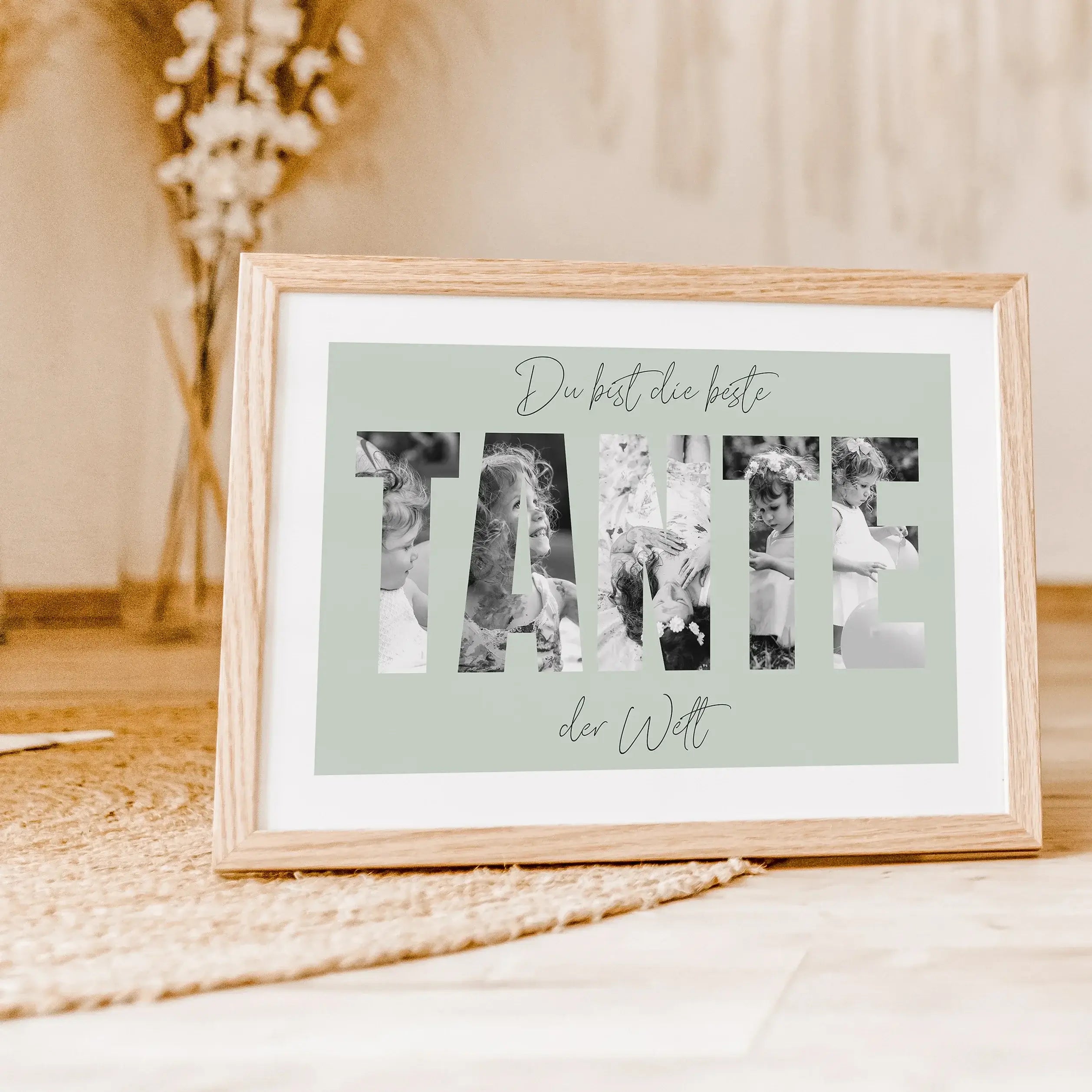 Beste Tante Poster-famprints-Personalisiertes Poster-Das "Beste Tante Poster" ist das ideale Geschenk für die beste Tante der Welt. Hinter die dicken Buchstaben können deine persönlichen Fotos platziert werden, um eine einzigartige Fotocollage zu gestalte