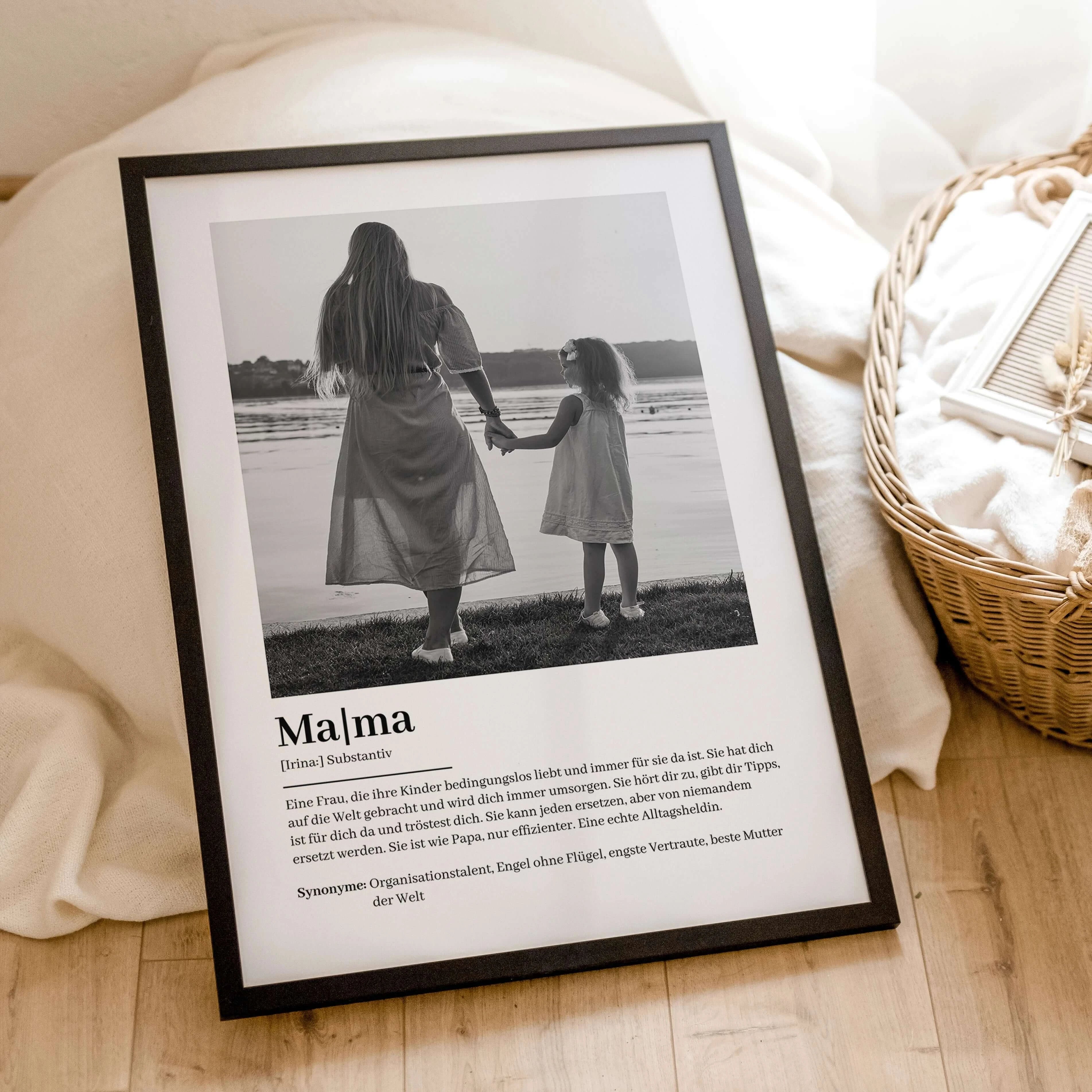 Mama Definition Poster mit Foto-famprints-Personalisiertes Poster-Auf dem Mama Definition Poster mit Foto findest du unsere Interpretation einer liebevollen Mutter. Du kannst das Poster mit dem Vornamen deiner Mutter und einem persönlichen Foto und auch T