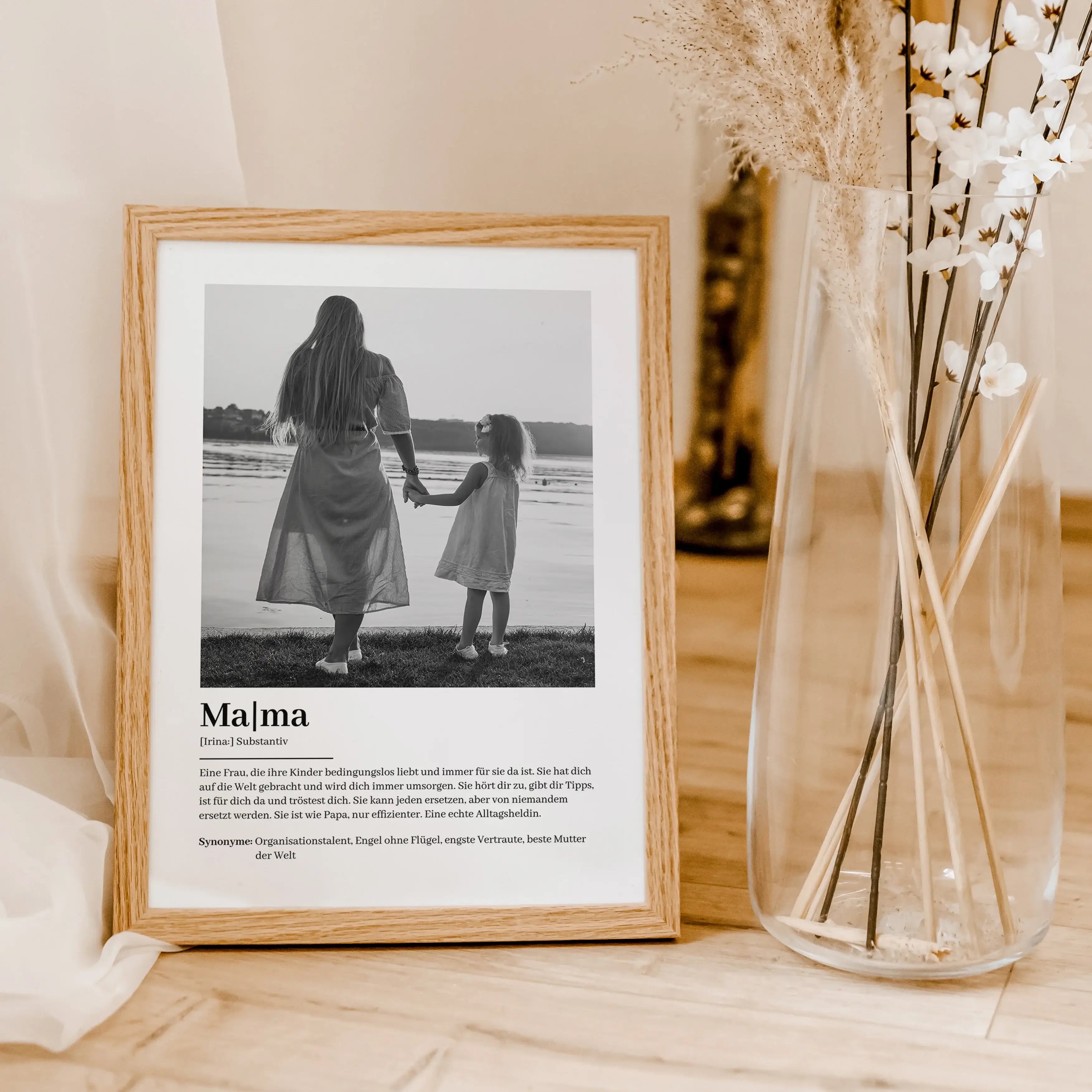 Mama Definition Poster mit Foto-famprints-Personalisiertes Poster-Auf dem Mama Definition Poster mit Foto findest du unsere Interpretation einer liebevollen Mutter. Du kannst das Poster mit dem Vornamen deiner Mutter und einem persönlichen Foto und auch T