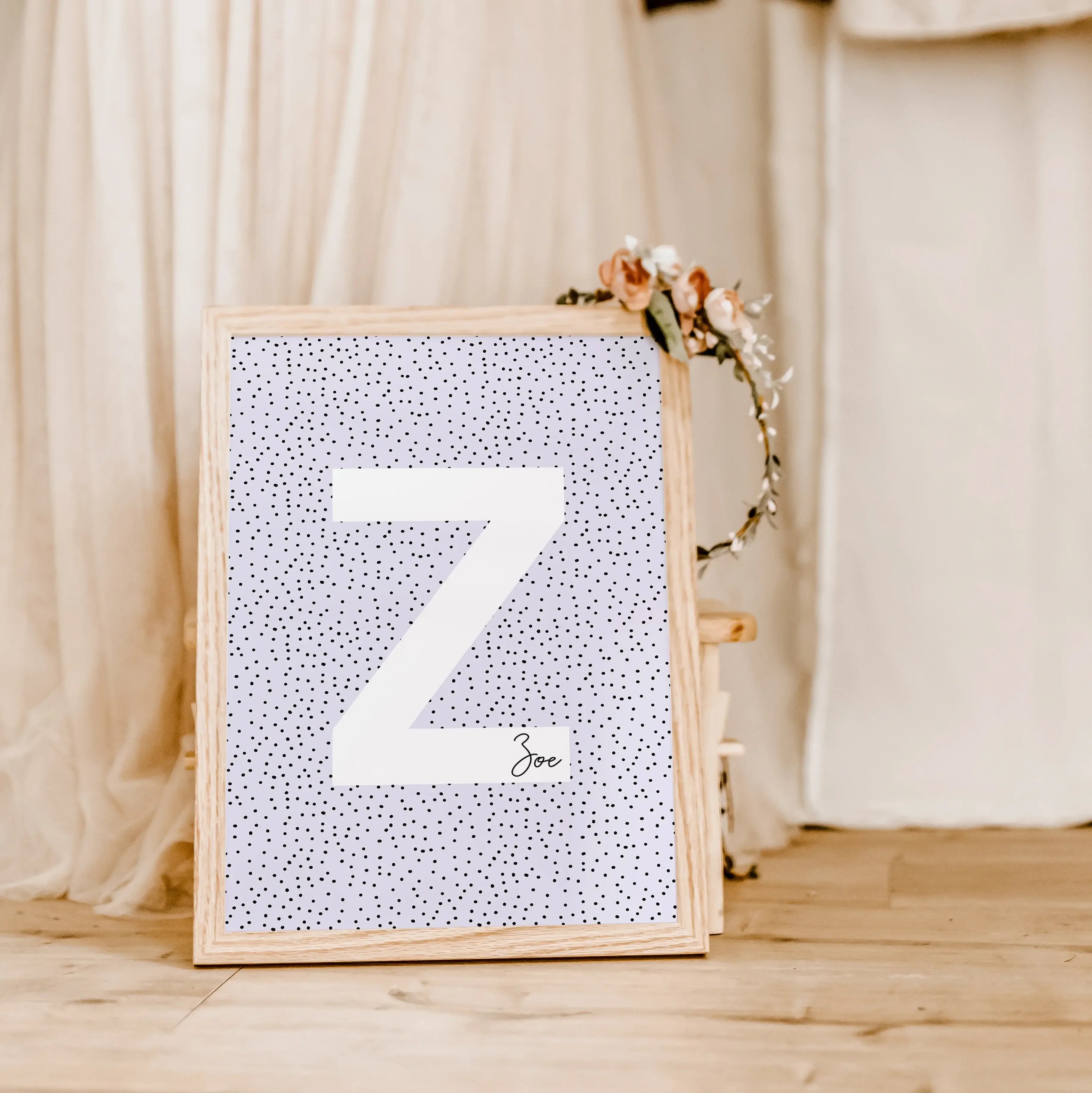 Buchstaben Poster Pointy-famprints-Personalisiertes Poster-Auf unserem Buchstaben Poster Pointy steht der auffällige weiße Buchstabe im Mittelpunkt. Das Namensposter ist in drei stilvollen Farben erhältlich - Pale Rose, Nautical Green und Gotta Brown - un