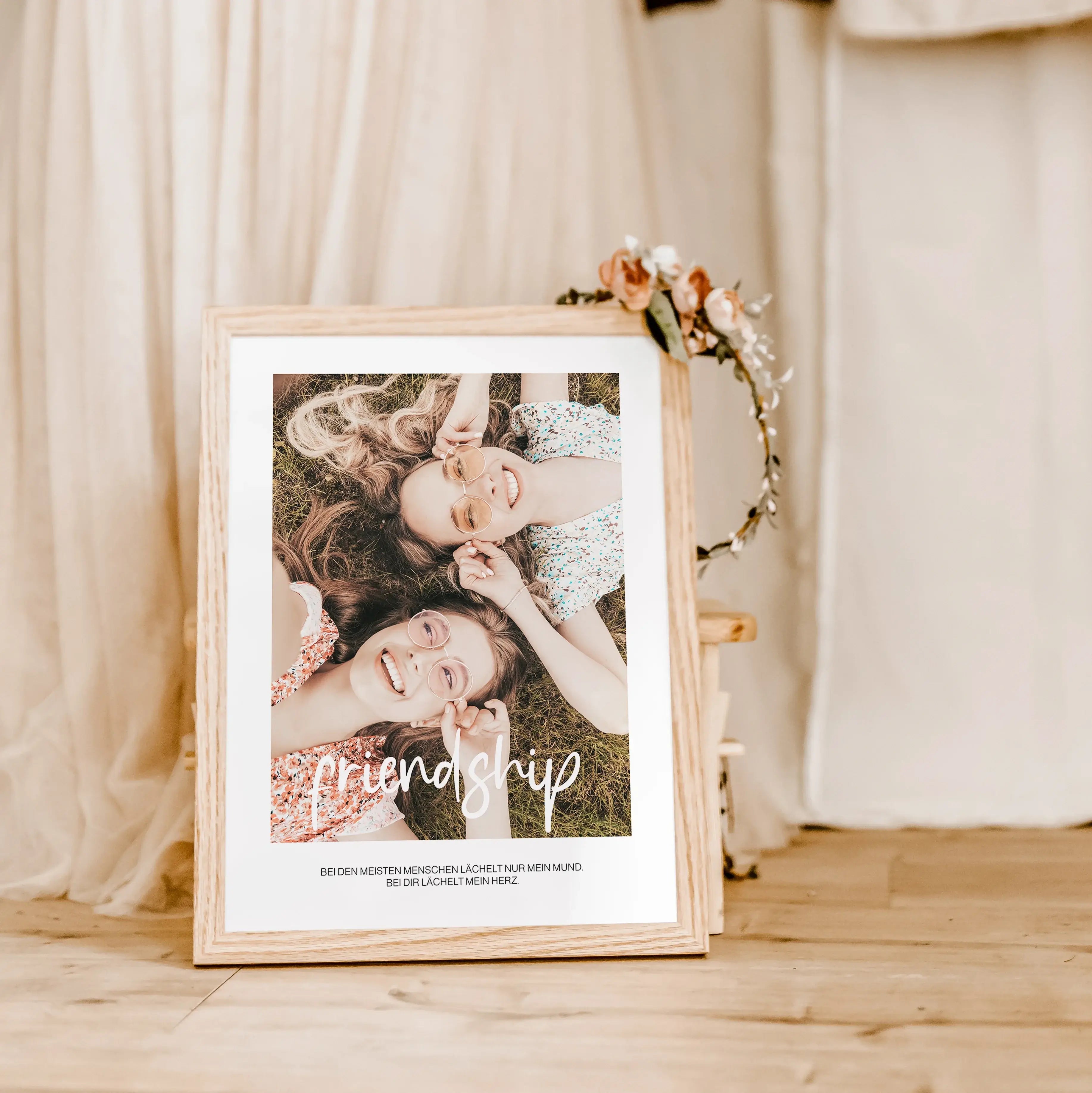 Freunde Poster mit Foto-famprints-Personalisiertes Poster-Auf dem Freunde Poster mit Foto findest du den Schriftzug 'friendship' und bedeutet Freundschaft. Das individuelle Poster kannst du mit deinem Foto hinterlegen. Sende uns hierzu dein persönliches F