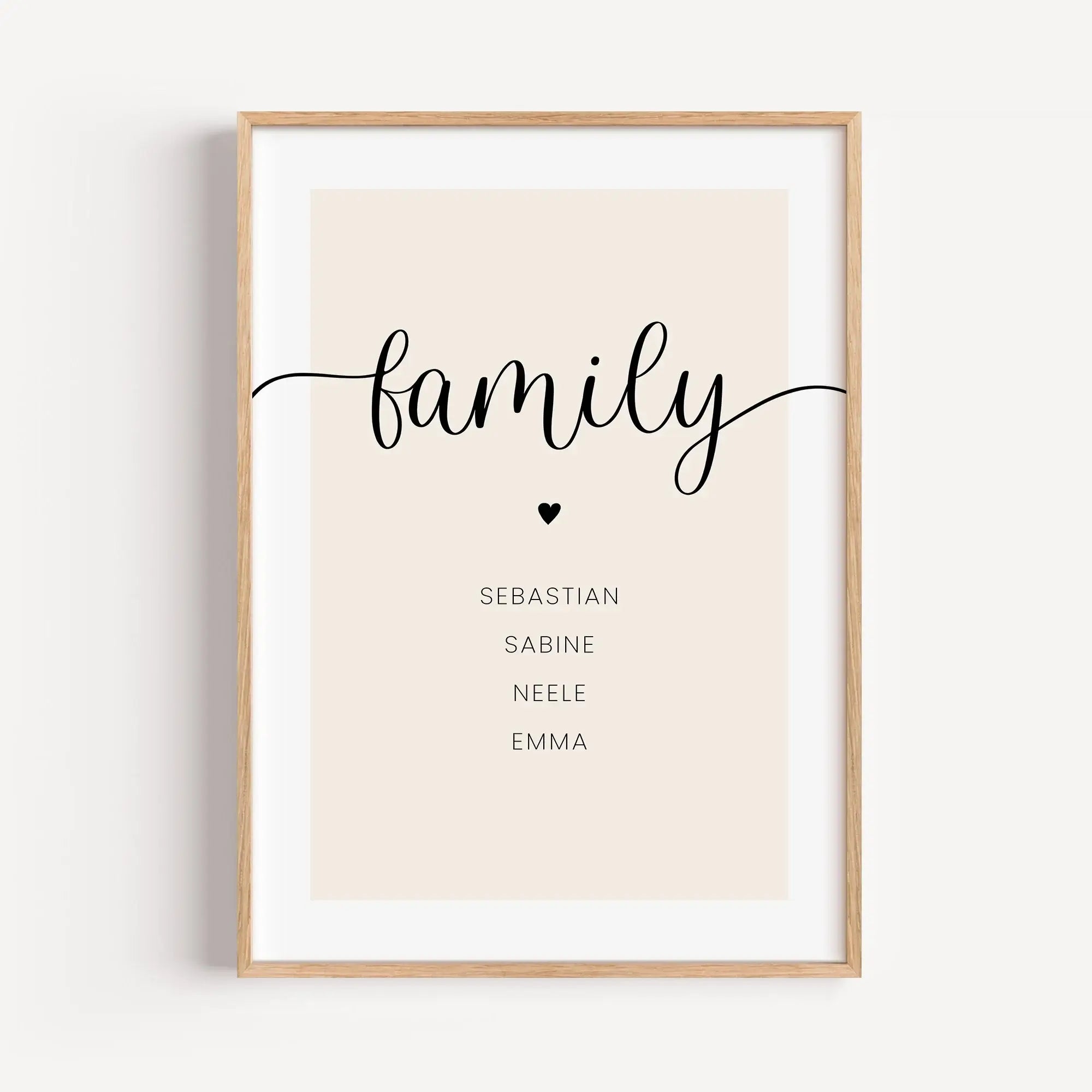 Familienposter Herz-famprints-Personalisiertes Poster-Auf dem Familienposter Herz im Hochformat findest du den 'family' Schriftzug über einem kleinen schwarzen Herzen. Darunter findest du Platz für deine individuelle Personalisierung. In unserem Beispiel