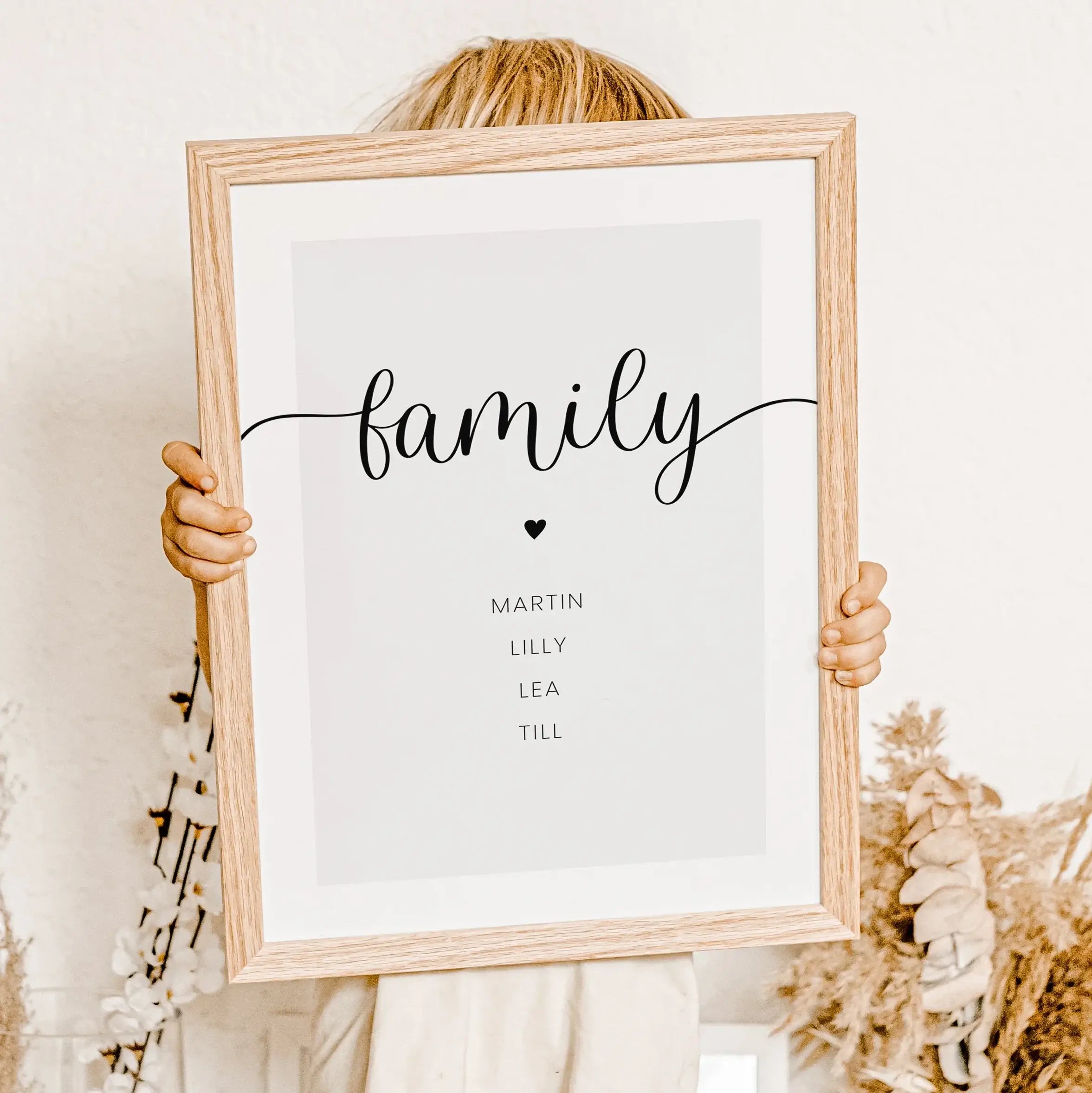 Familienposter Herz-famprints-Personalisiertes Poster-Auf dem Familienposter Herz im Hochformat findest du den 'family' Schriftzug über einem kleinen schwarzen Herzen. Darunter findest du Platz für deine individuelle Personalisierung. In unserem Beispiel