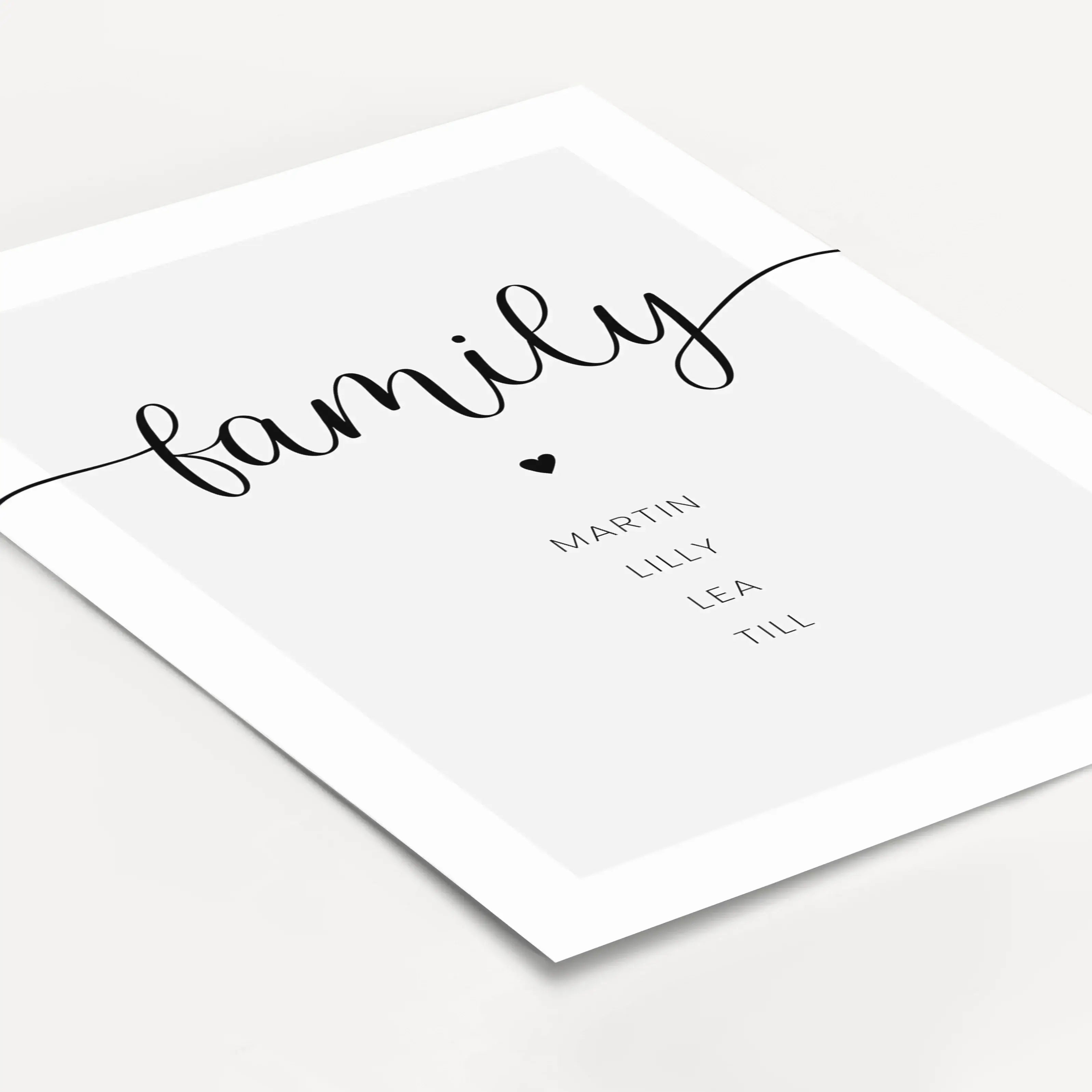 Familienposter Herz-famprints-Personalisiertes Poster-Auf dem Familienposter Herz im Hochformat findest du den 'family' Schriftzug über einem kleinen schwarzen Herzen. Darunter findest du Platz für deine individuelle Personalisierung. In unserem Beispiel