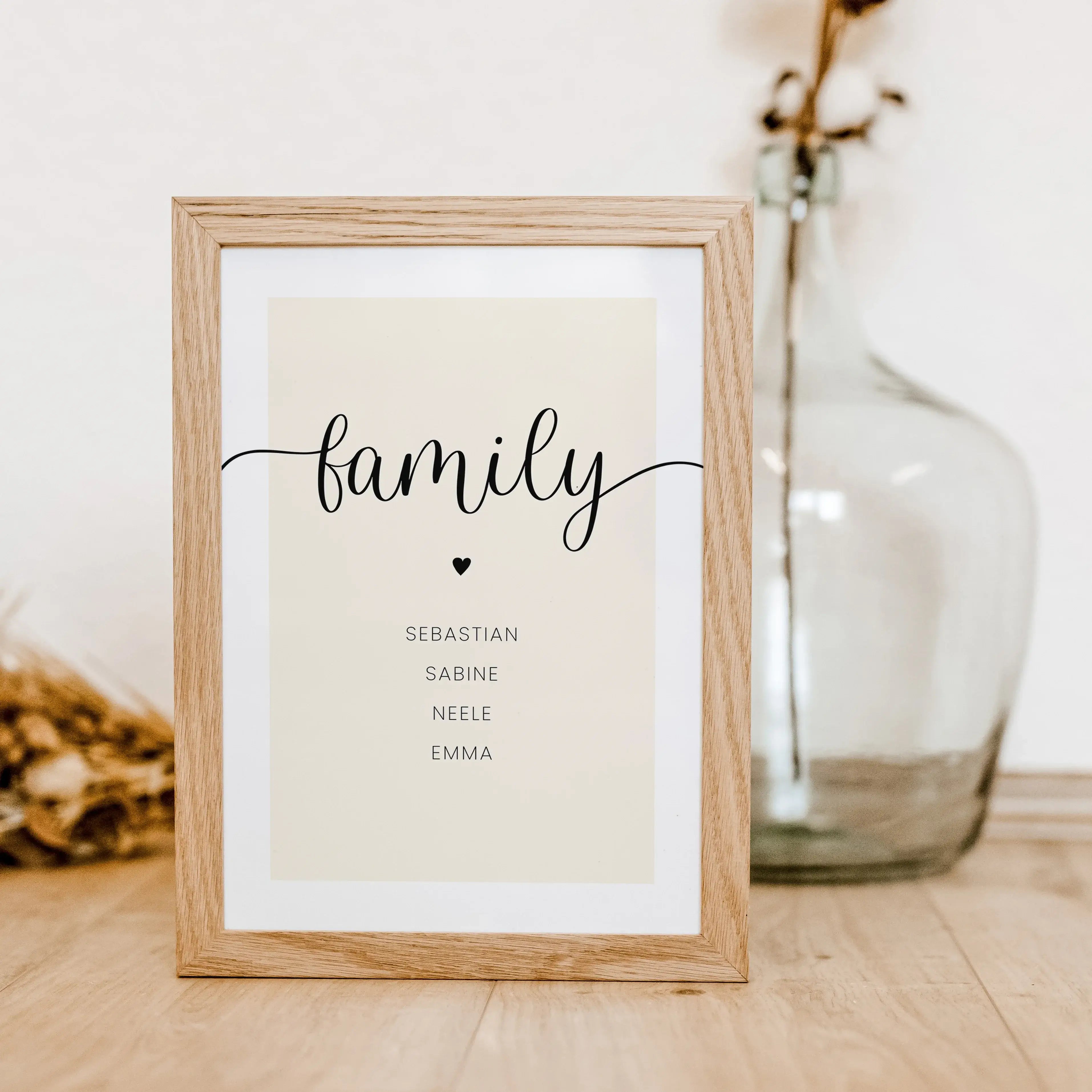 Familienposter Herz-famprints-Personalisiertes Poster-Auf dem Familienposter Herz im Hochformat findest du den 'family' Schriftzug über einem kleinen schwarzen Herzen. Darunter findest du Platz für deine individuelle Personalisierung. In unserem Beispiel