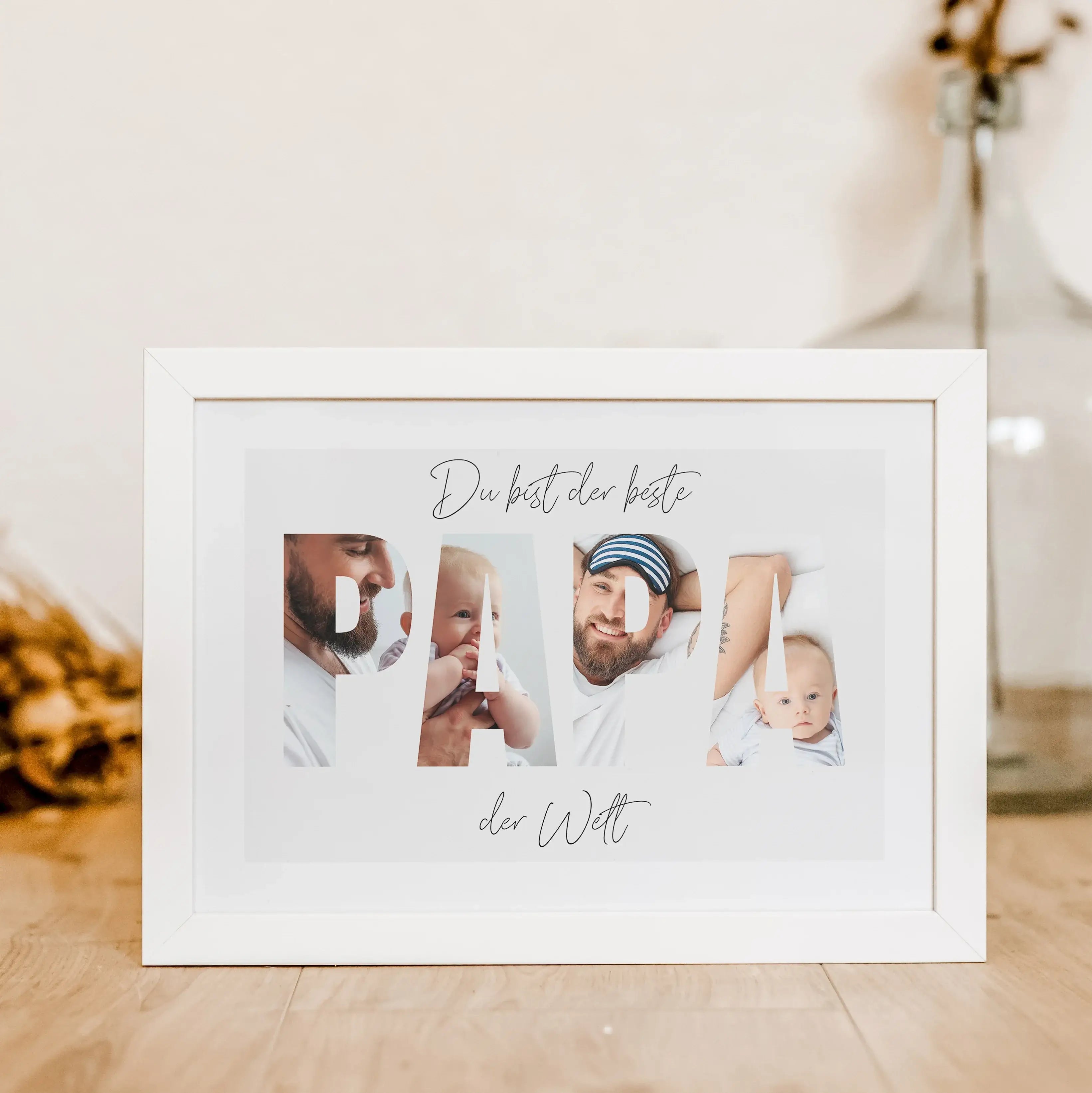 Bester Papa Poster-famprints-Personalisiertes Poster-Unser “Bester Papa Poster” ist das ideale Geschenk für den wichtigsten Mann in deinem Leben. Mit der Möglichkeit, persönliche Fotos hinter die Buchstaben "Papa" zu platzieren, wird dieses Poster zu eine