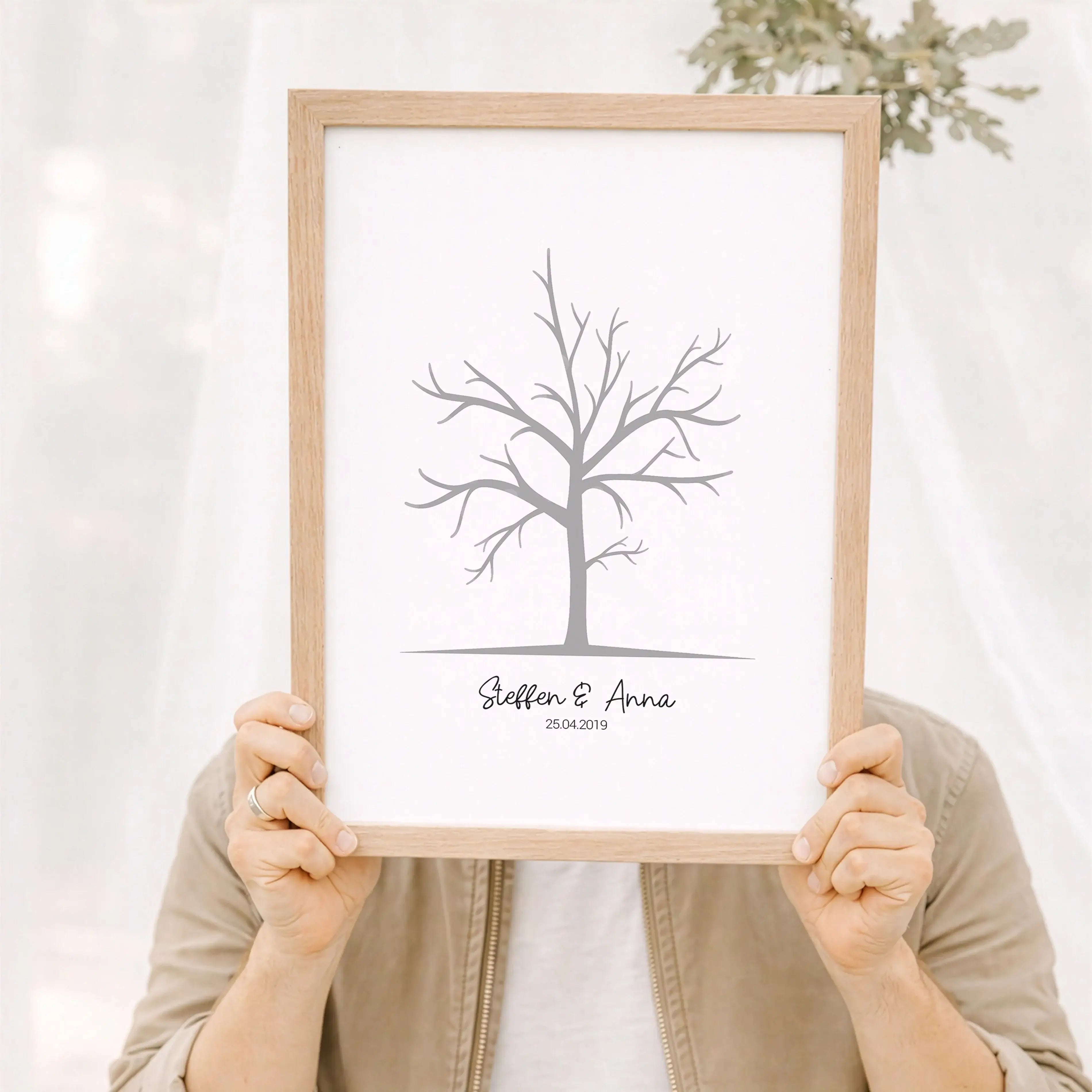 Fingerabdruck Bild Baum-Personalisiertes Poster-famprints-Das Fingerabdruck Bild Baum ist eine kreative Art, besondere Anlässe festzuhalten und Gäste aktiv einzubinden. Statt eines klassischen Gästebuchs entsteht ein persönliches Kunstwerk, das sich im La