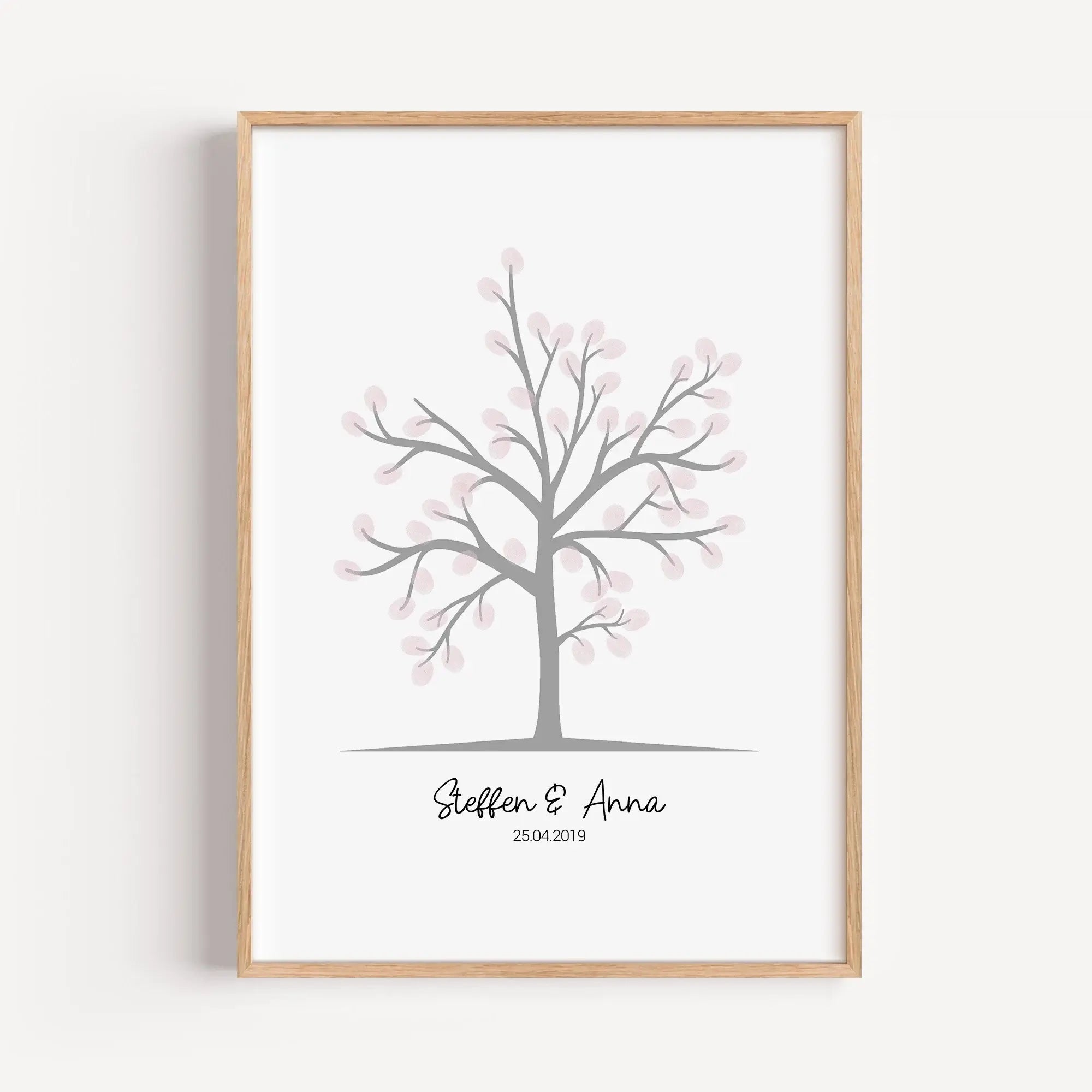 Fingerabdruck Bild Baum-famprints-Personalisiertes Poster-Auf dem Fingerabdruck Bild 'Baum' findest du einen grauen Baum, der darauf wartet, mit Fingerabdrücken dekoriert zu werden. Unter dem Gästebaum kannst du das personalisierte Gästebuch mit deinem Wu