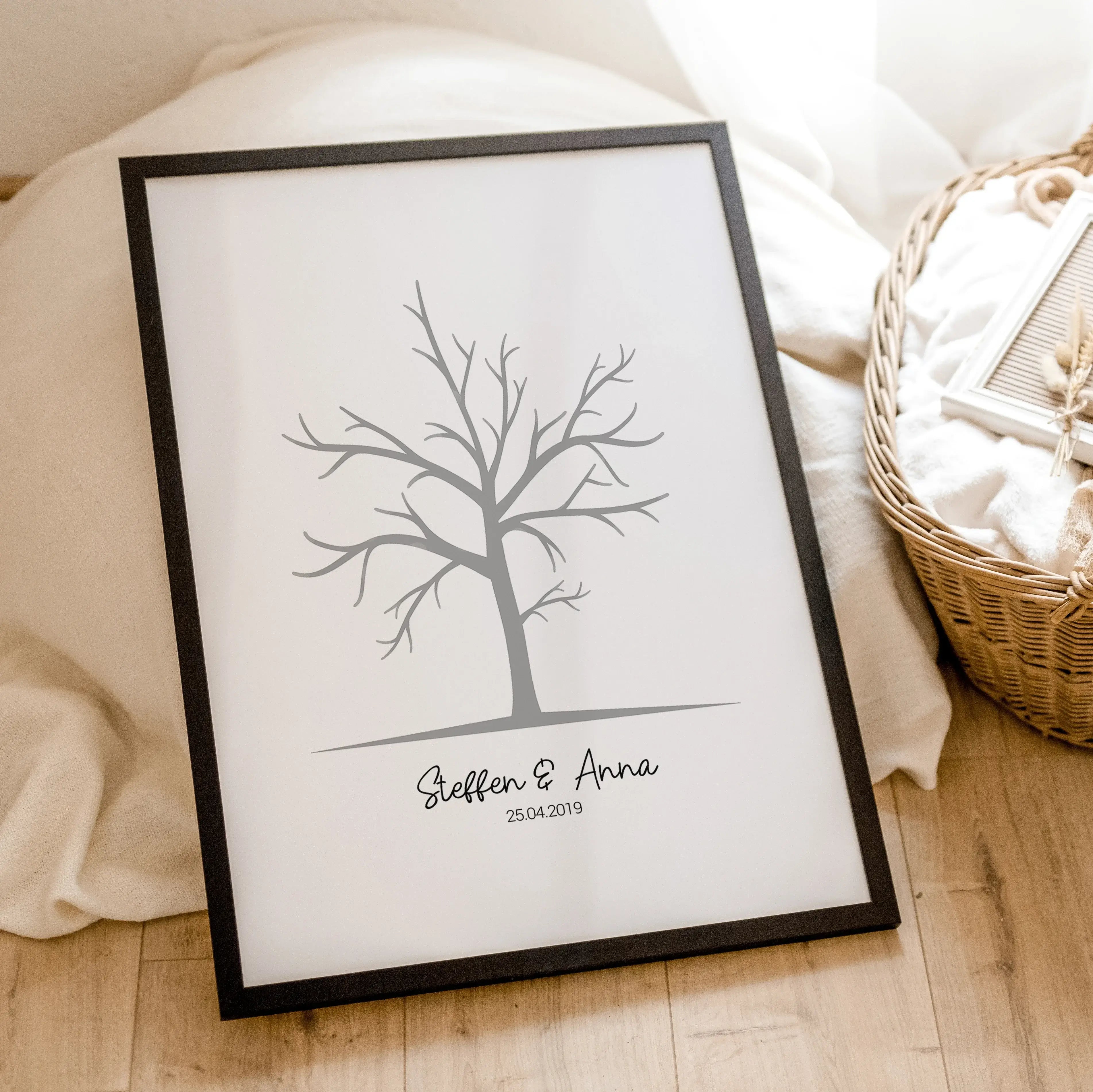 Fingerabdruck Bild 'Baum'-famprints-Personalisiertes Poster-Auf dem Fingerabdruck Bild 'Baum' findest du einen grauen Baum, der darauf wartet, mit Fingerabdrücken dekoriert zu werden. Unter dem Gästebaum kannst du das personalisierte Gästebuch mit deinem