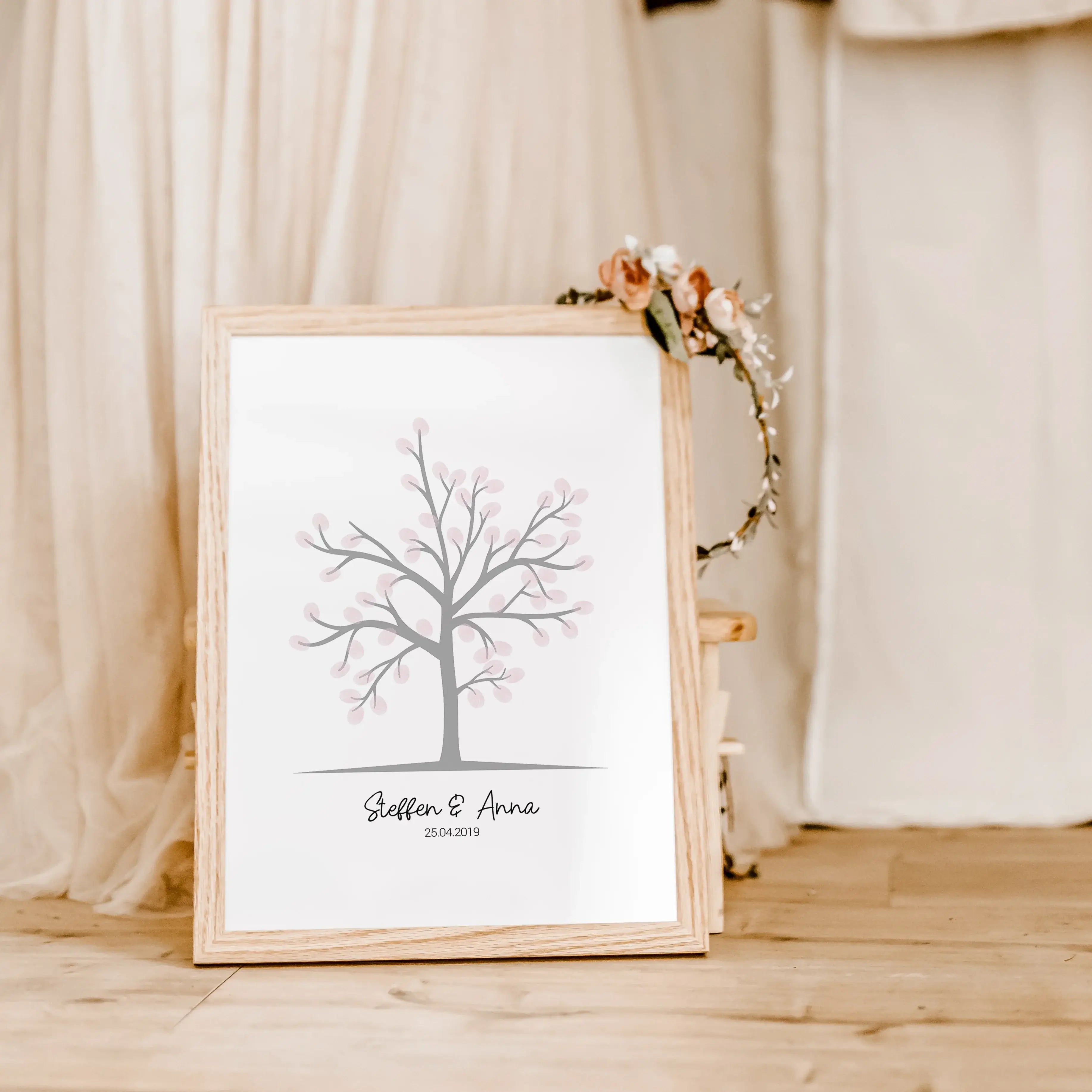 Fingerabdruck Bild 'Baum'-famprints-Personalisiertes Poster-Auf dem Fingerabdruck Bild 'Baum' findest du einen grauen Baum, der darauf wartet, mit Fingerabdrücken dekoriert zu werden. Unter dem Gästebaum kannst du das personalisierte Gästebuch mit deinem