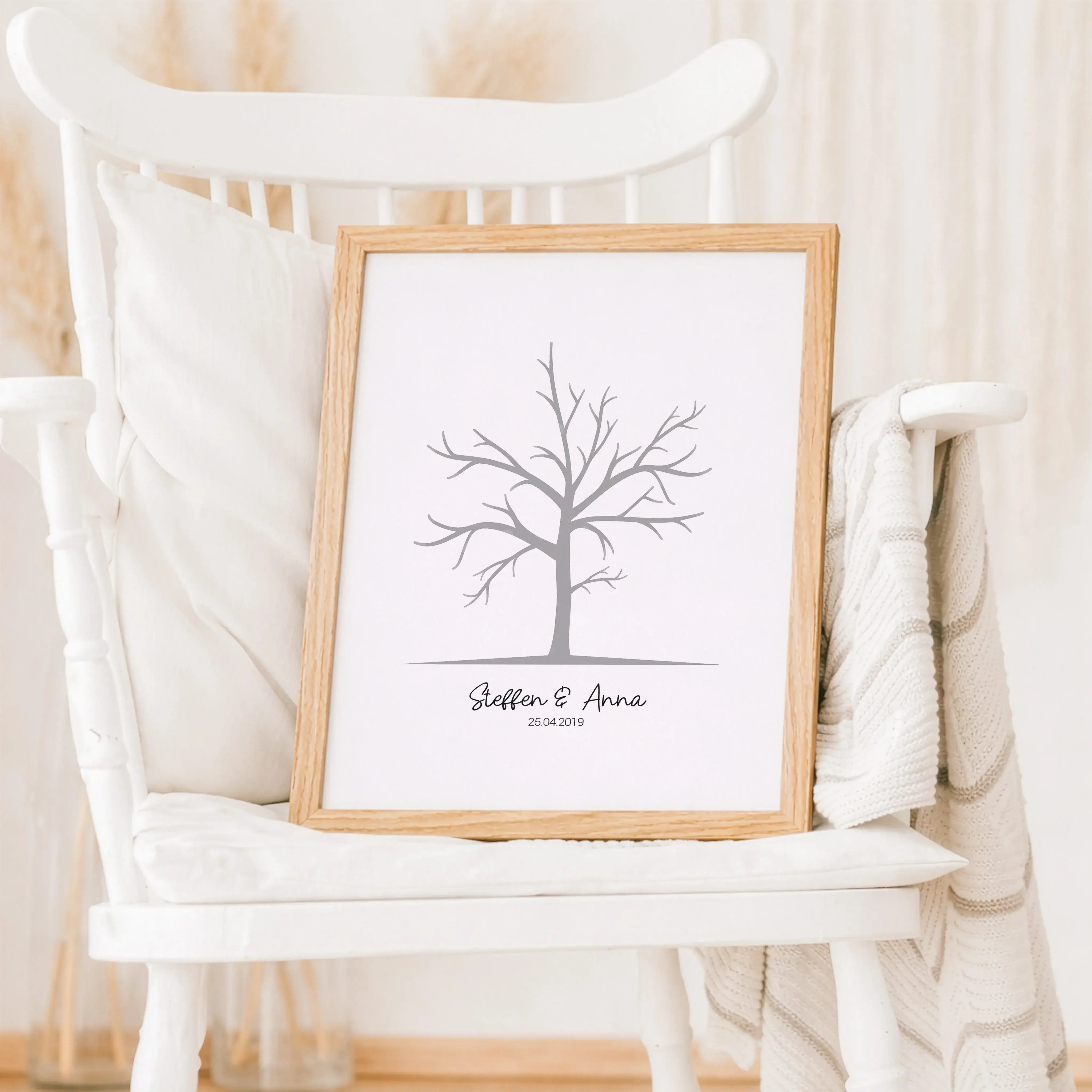 Fingerabdruck Bild Baum-Personalisiertes Poster-famprints-Das Fingerabdruck Bild Baum ist eine kreative Art, besondere Anlässe festzuhalten und Gäste aktiv einzubinden. Statt eines klassischen Gästebuchs entsteht ein persönliches Kunstwerk, das sich im La