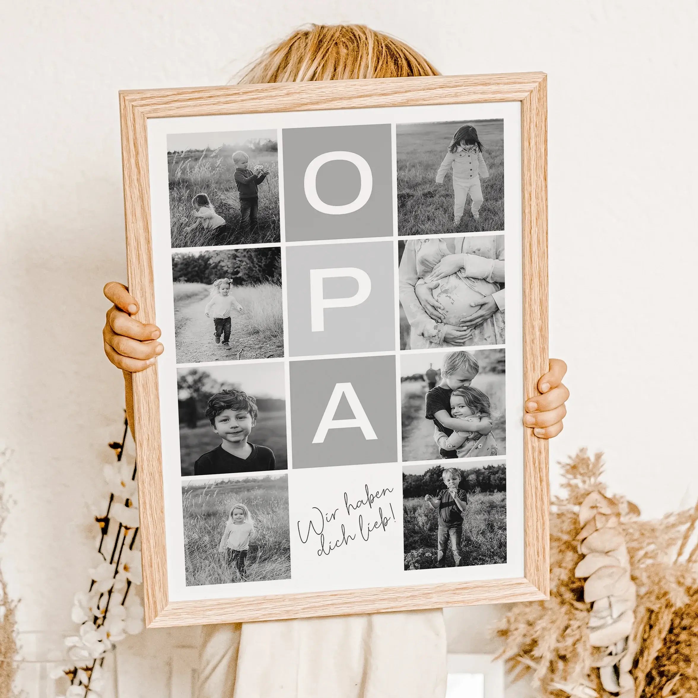 Fotocollage Opa Poster-famprints-Personalisiertes Poster-Auf der Fotocollage Opa findest du mittig, vertikal das Wort Opa, jeweils ein Buchstabe in einem farblichen Quadrat und darunter den personalisierbaren Schriftzug 'Wir haben dich lieb!'. Gesamt kann