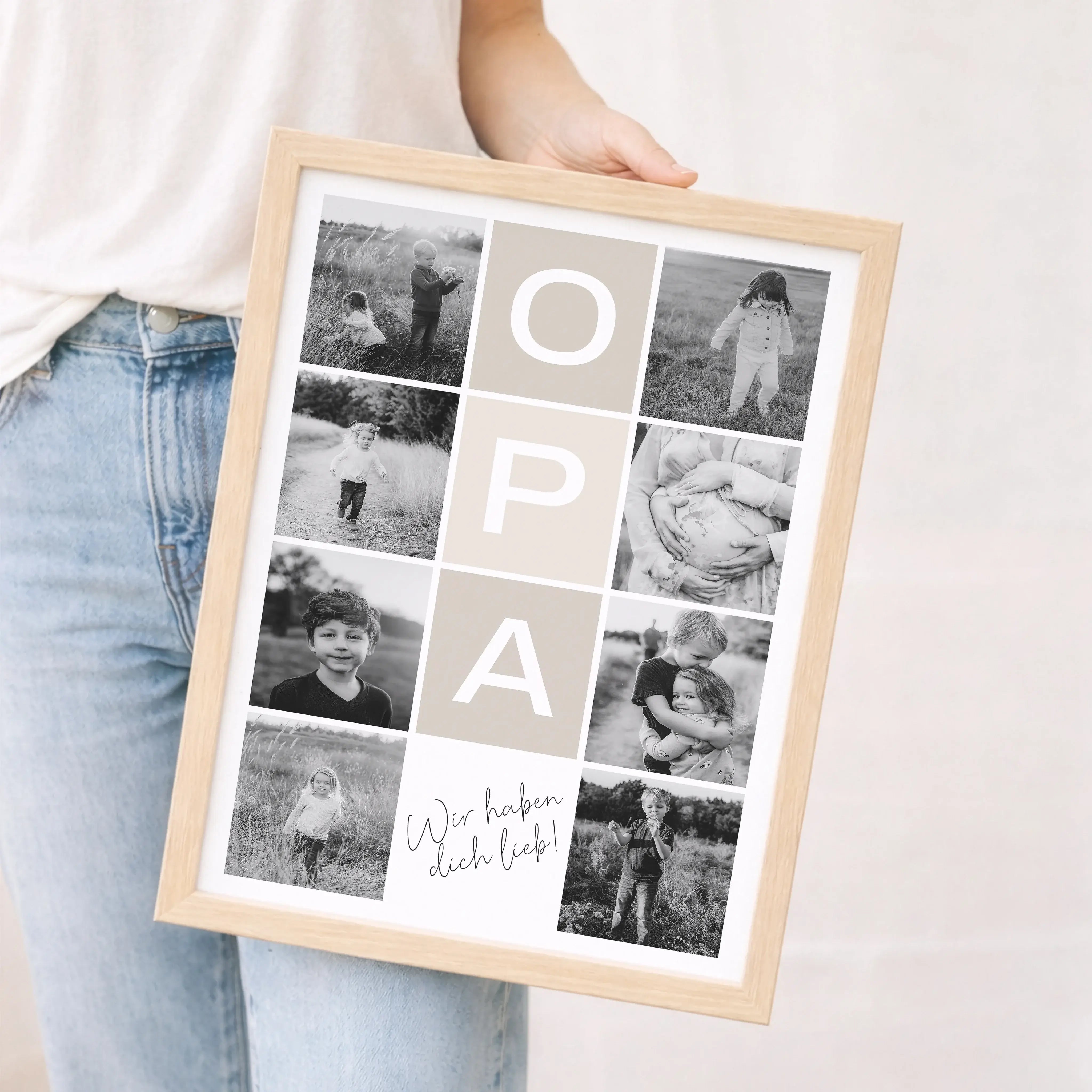 Fotocollage Opa Poster-Personalisiertes Poster-famprints-Die Fotocollage Opa Poster von famprints ist ein persönliches Geschenk für Großväter, das echte Erinnerungen sichtbar macht. Im Mittelpunkt steht das Wort Opa, modern gestaltet und umgeben von deine